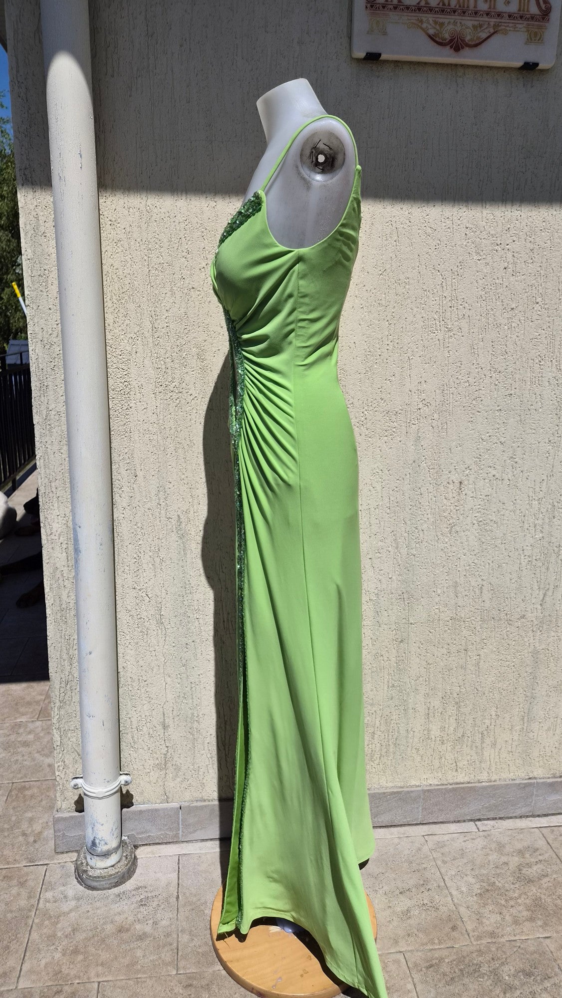 Maxi robe verte avec découpes