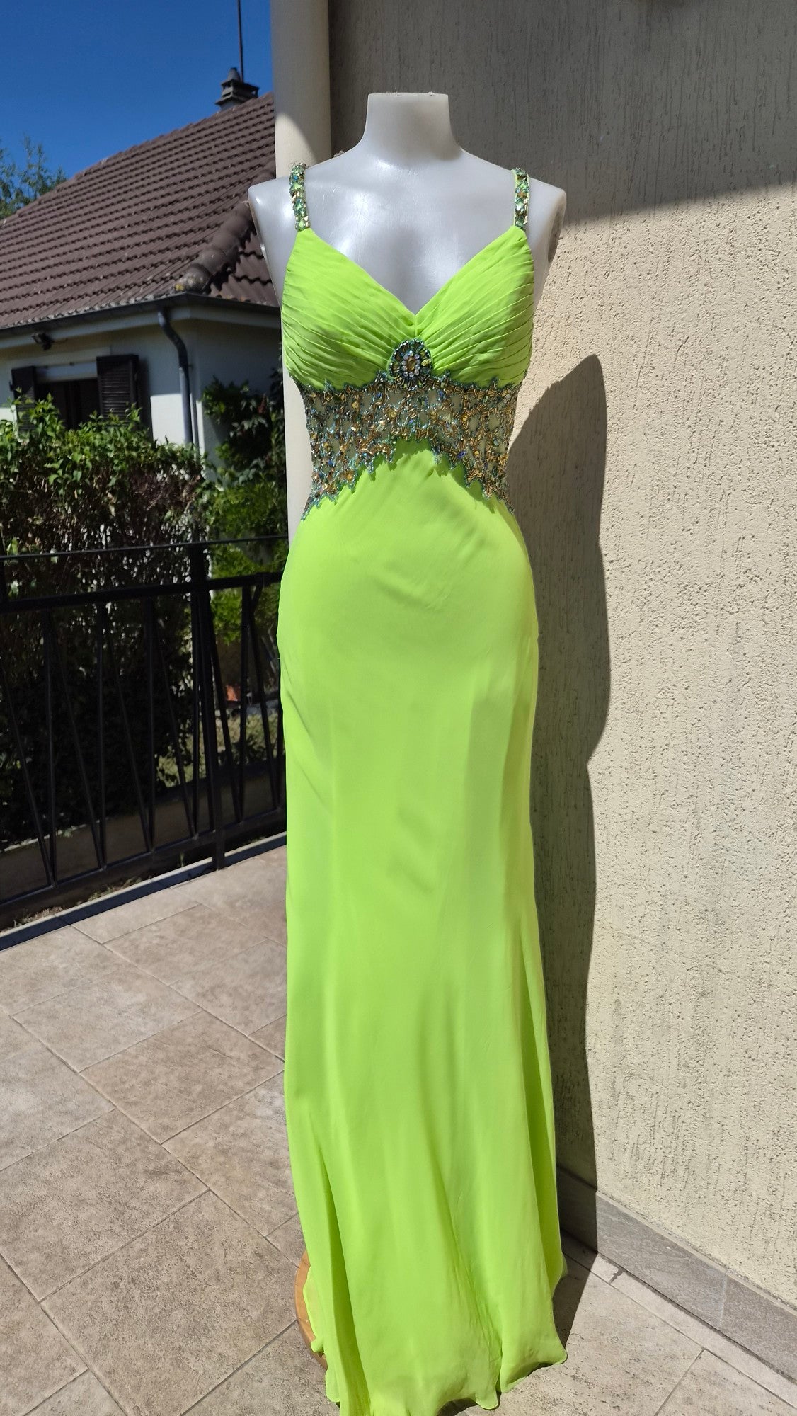 Robe verte dos nu brodé