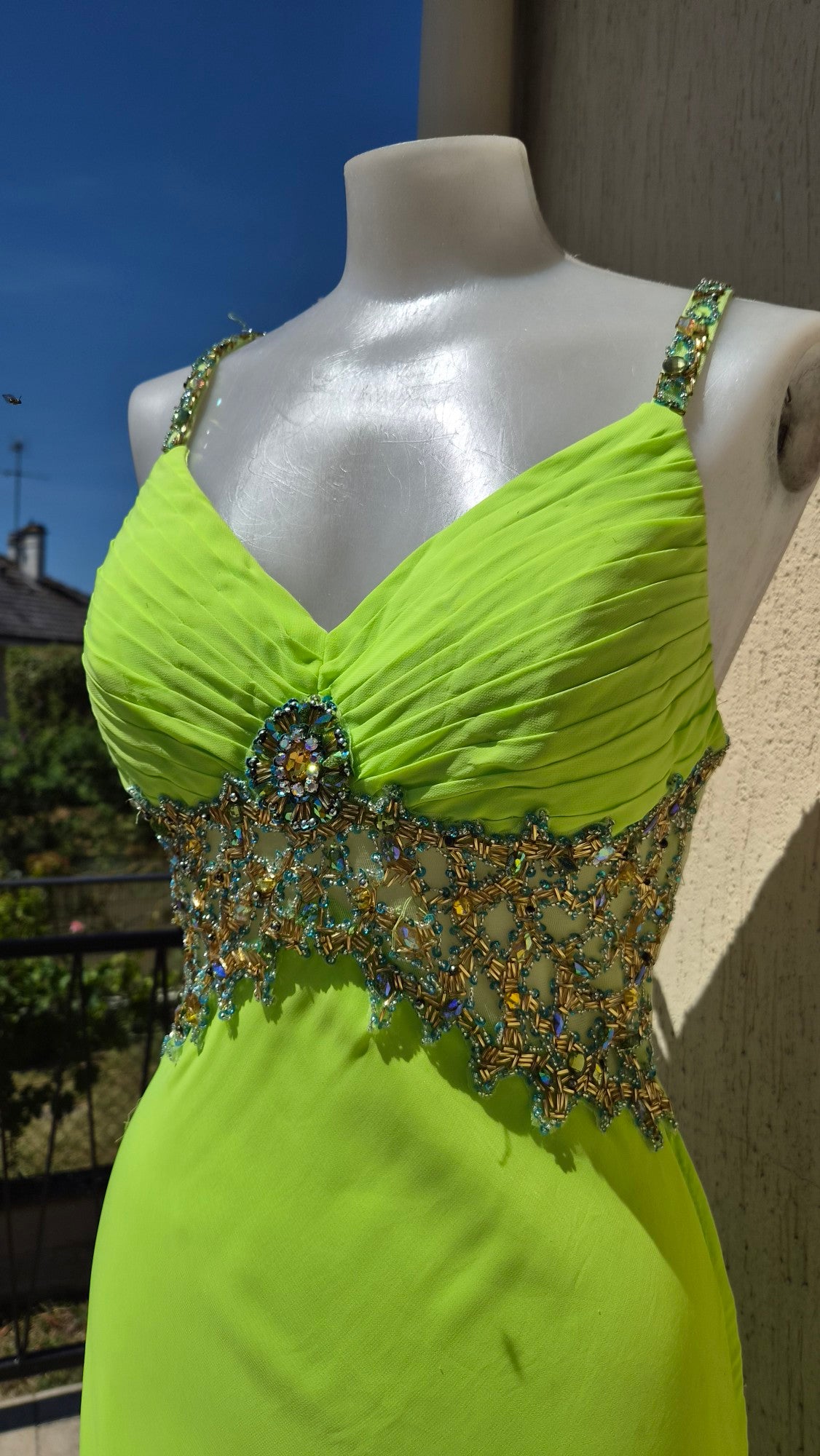 Robe verte dos nu brodé