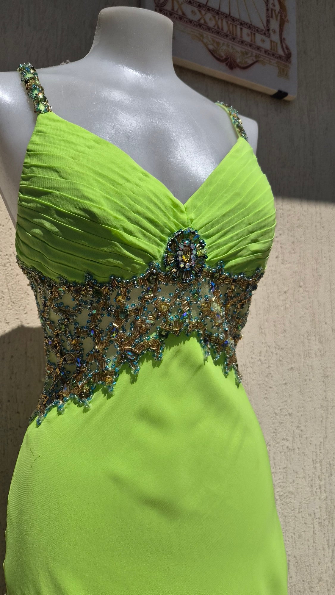 Robe verte dos nu brodé