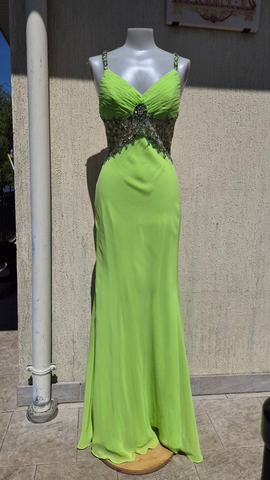 Robe verte dos nu brodé