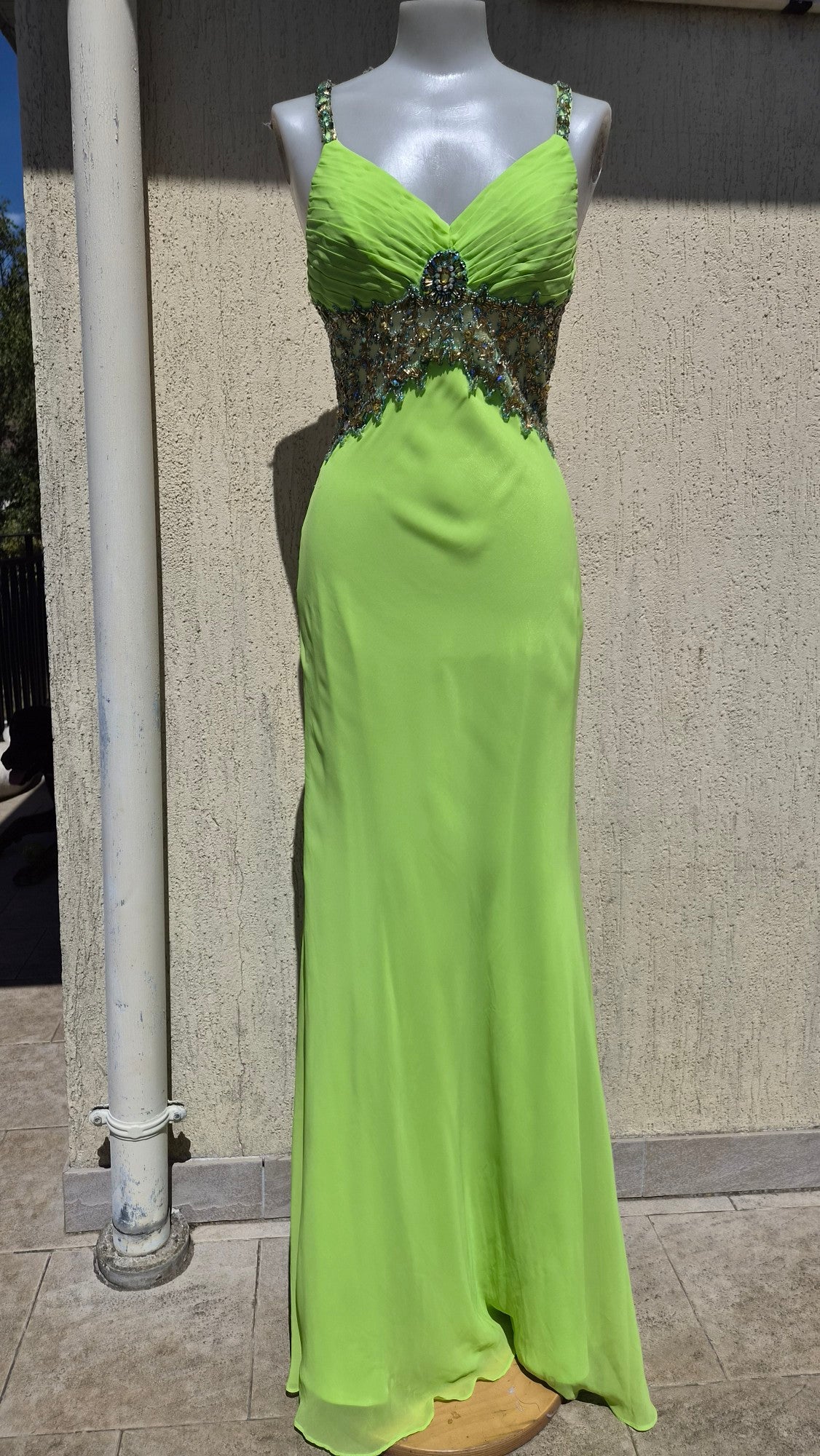 Robe verte dos nu brodé