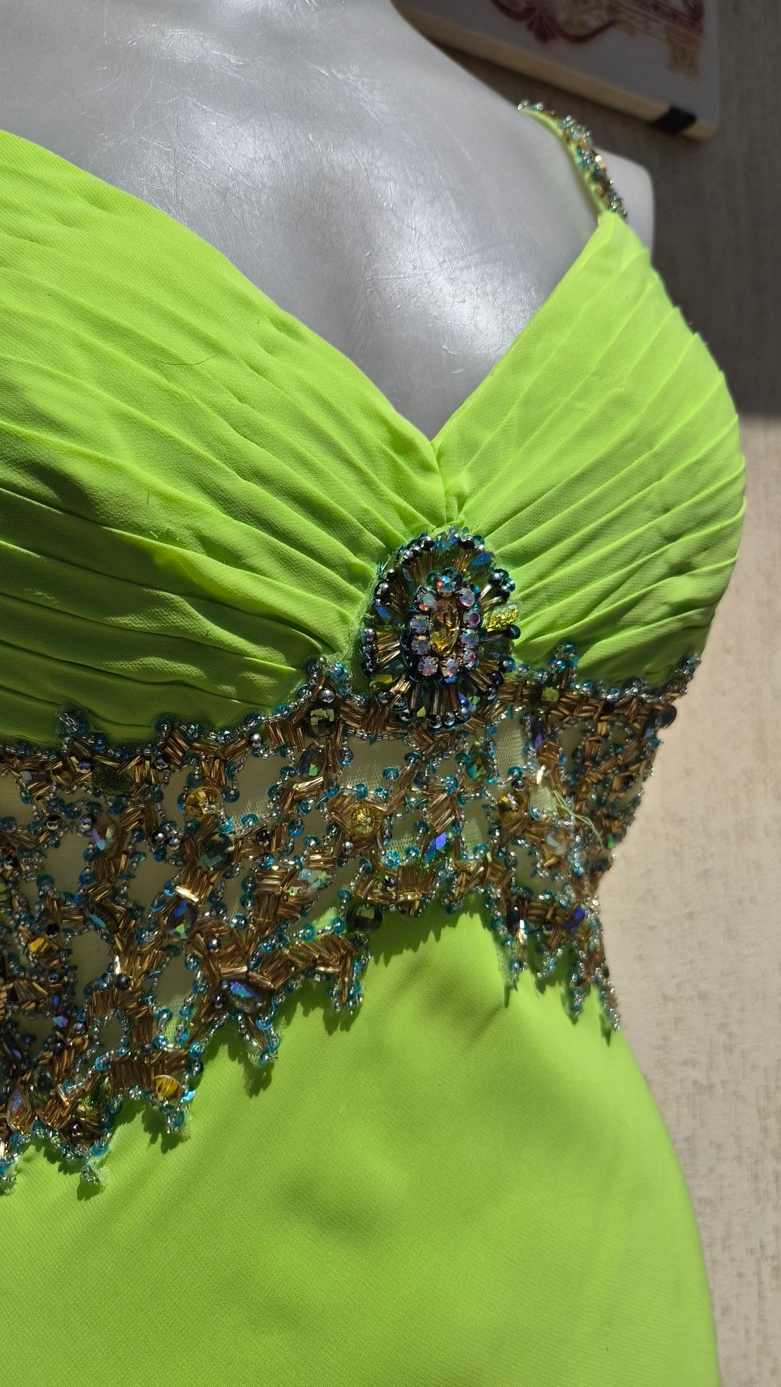 Robe verte dos nu brodé