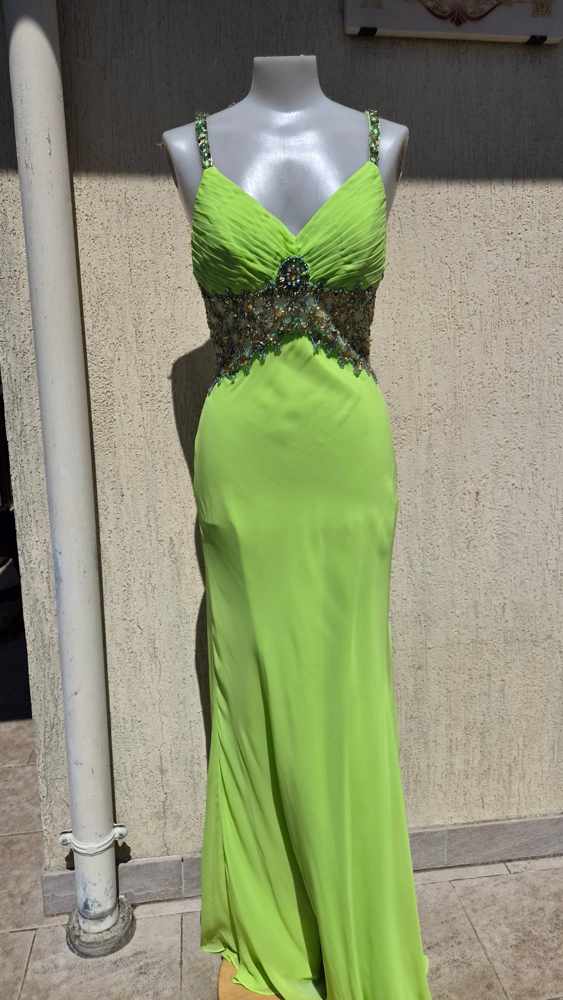 Robe verte dos nu brodé