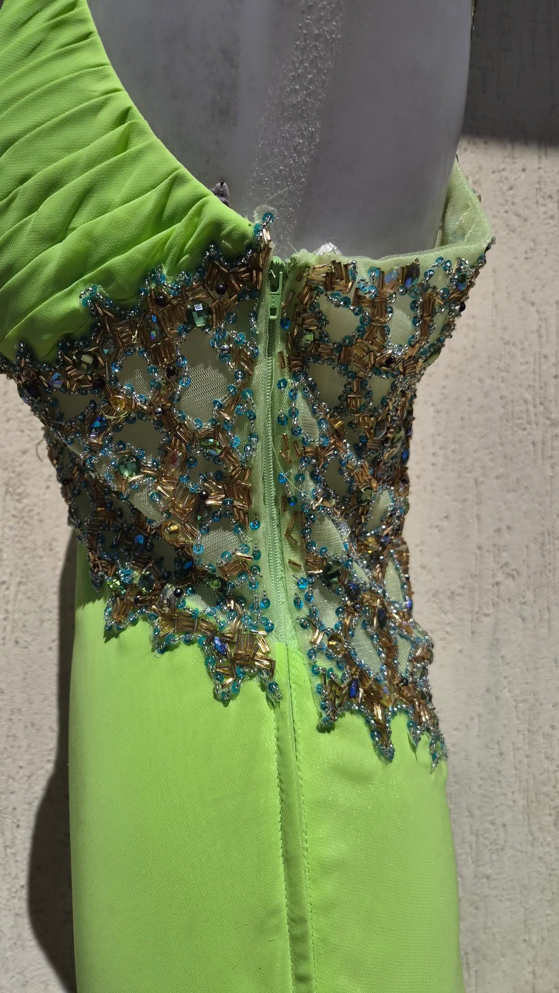 Robe verte dos nu brodé
