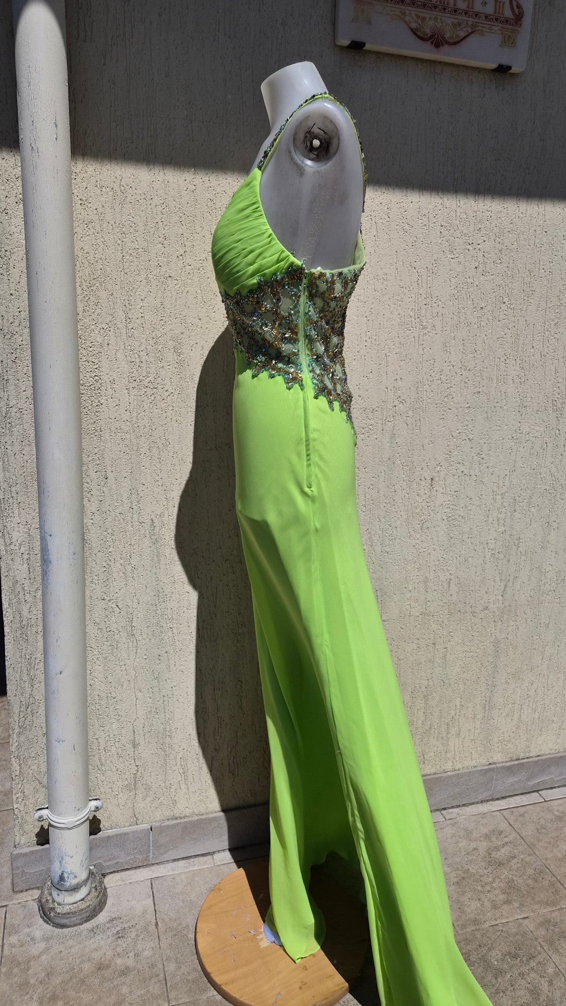 Robe verte dos nu brodé