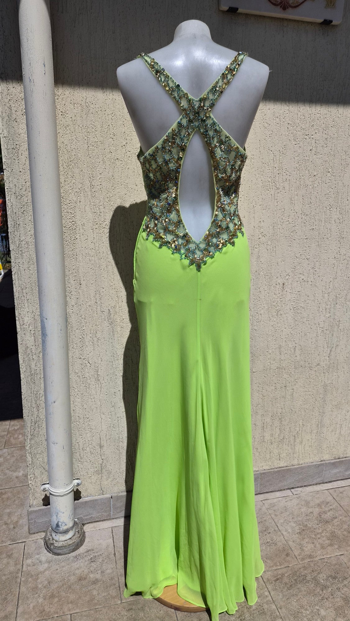 Robe verte dos nu brodé