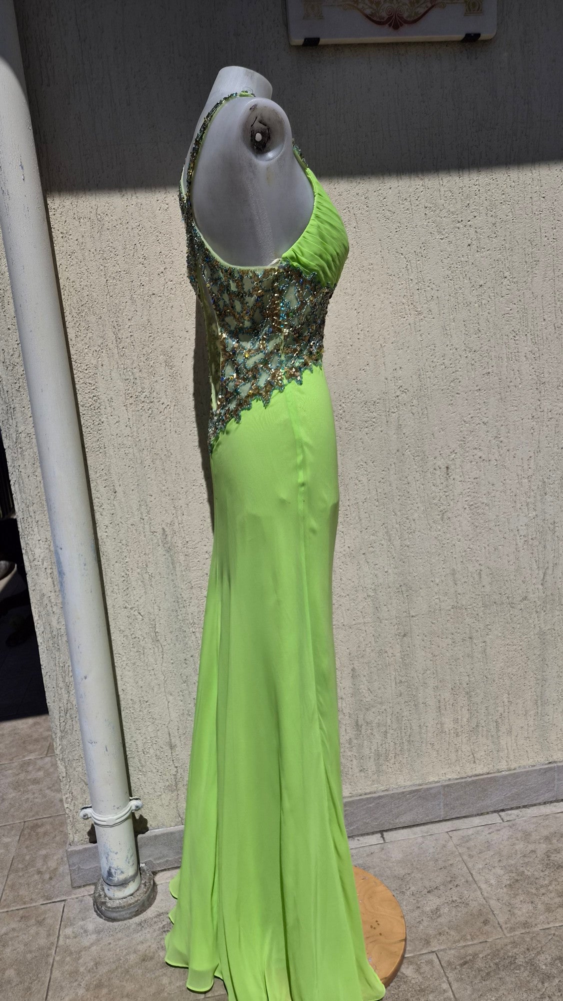 Robe verte dos nu brodé