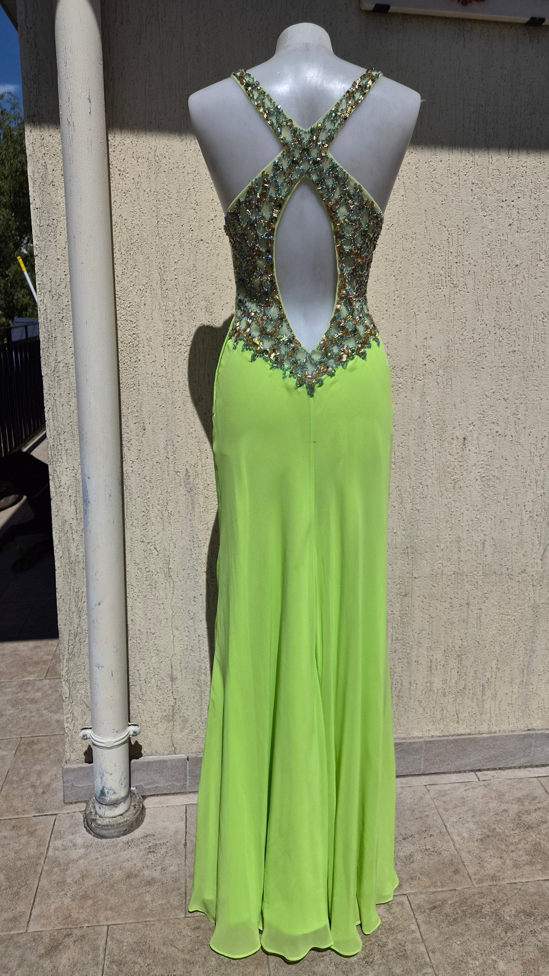 Robe verte dos nu brodé