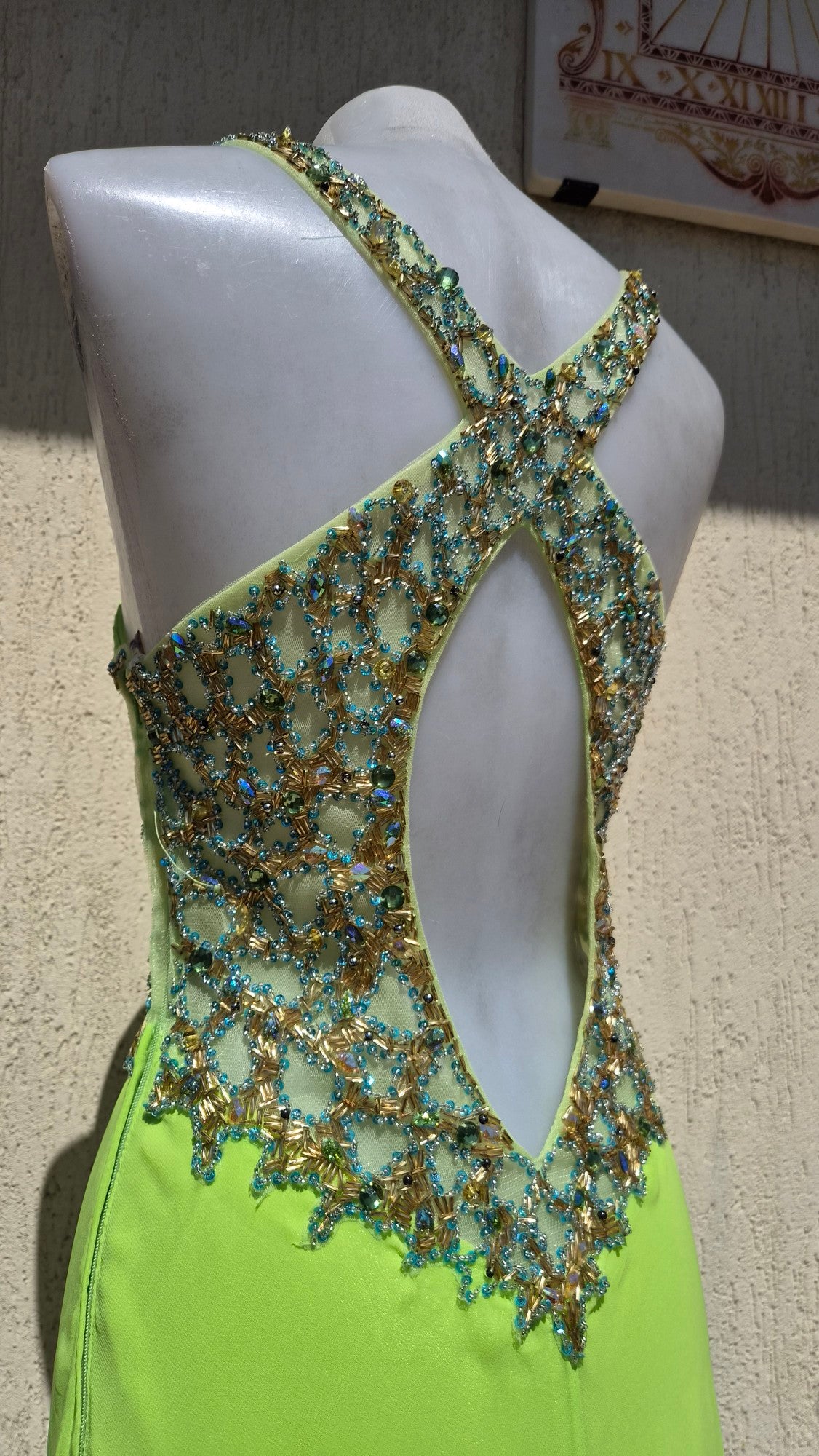 Robe verte dos nu brodé