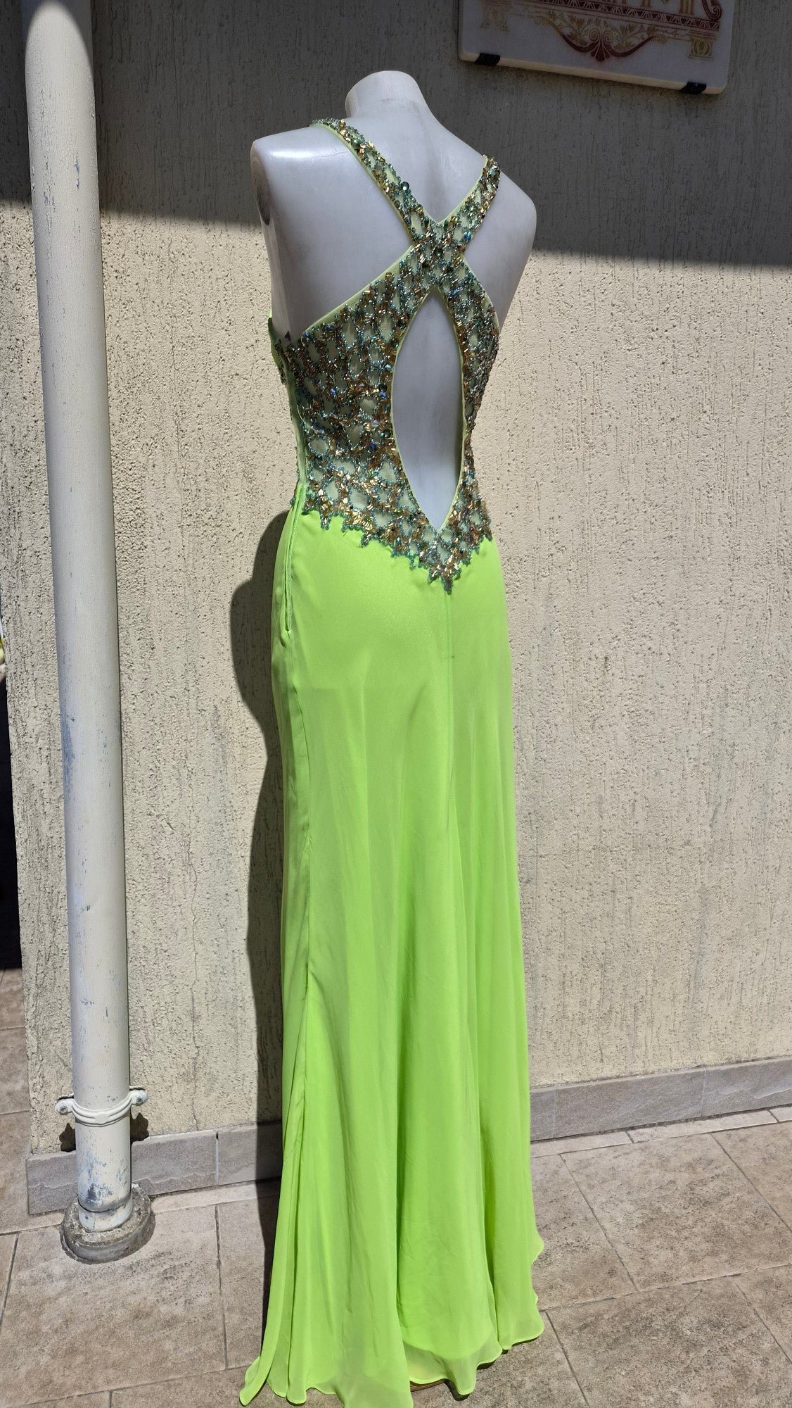 Robe verte dos nu brodé