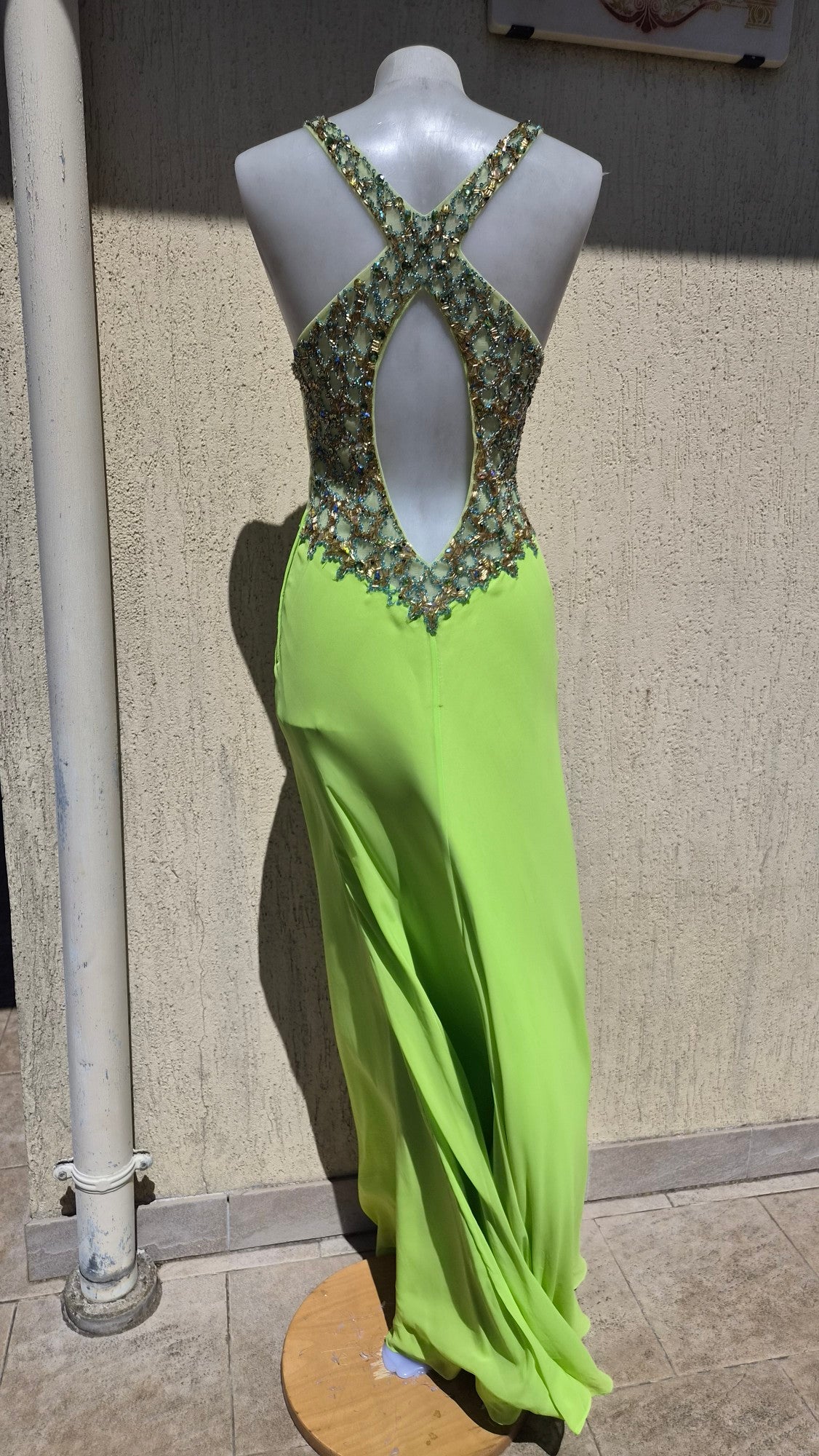 Robe verte dos nu brodé
