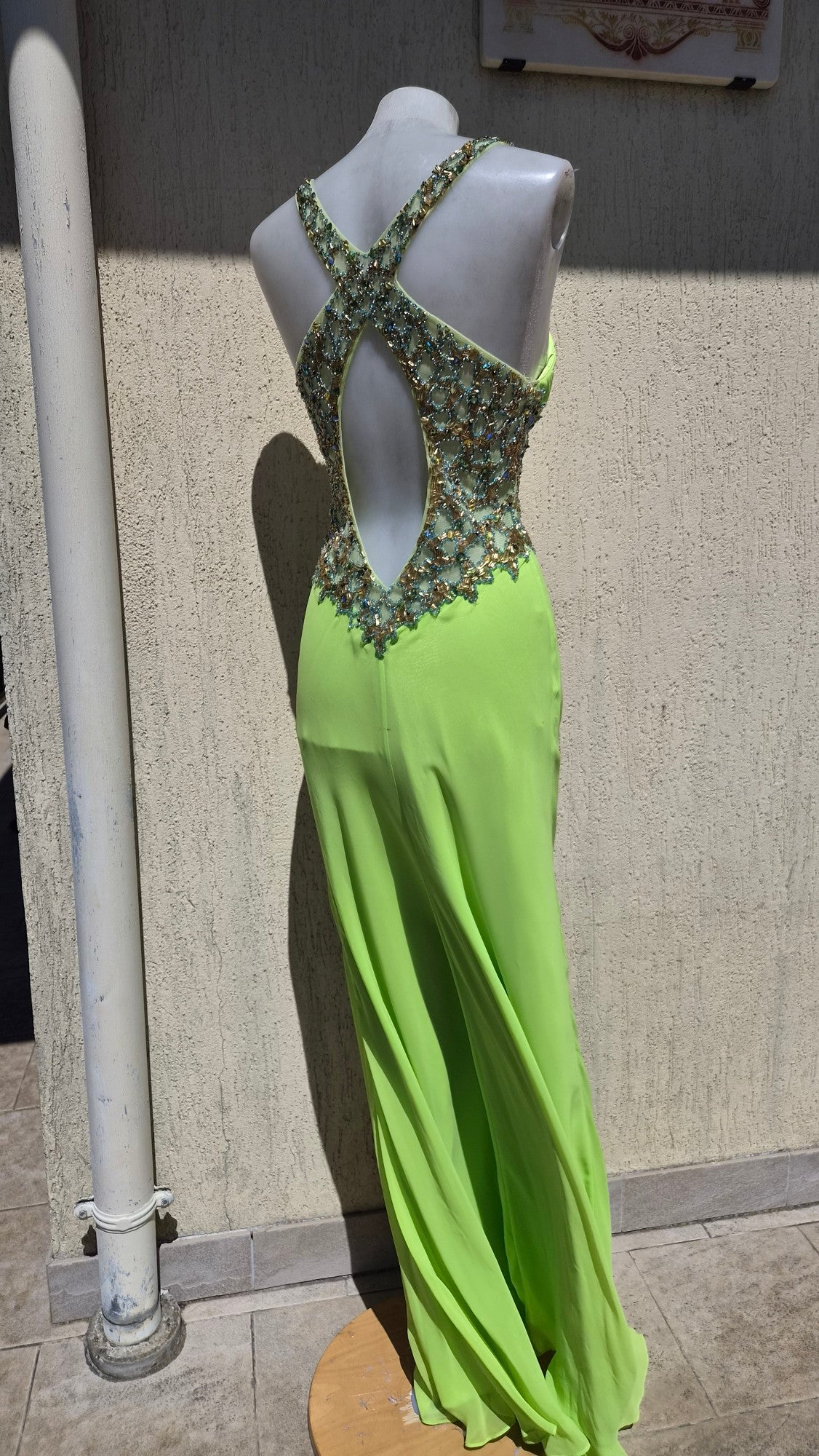 Robe verte dos nu brodé