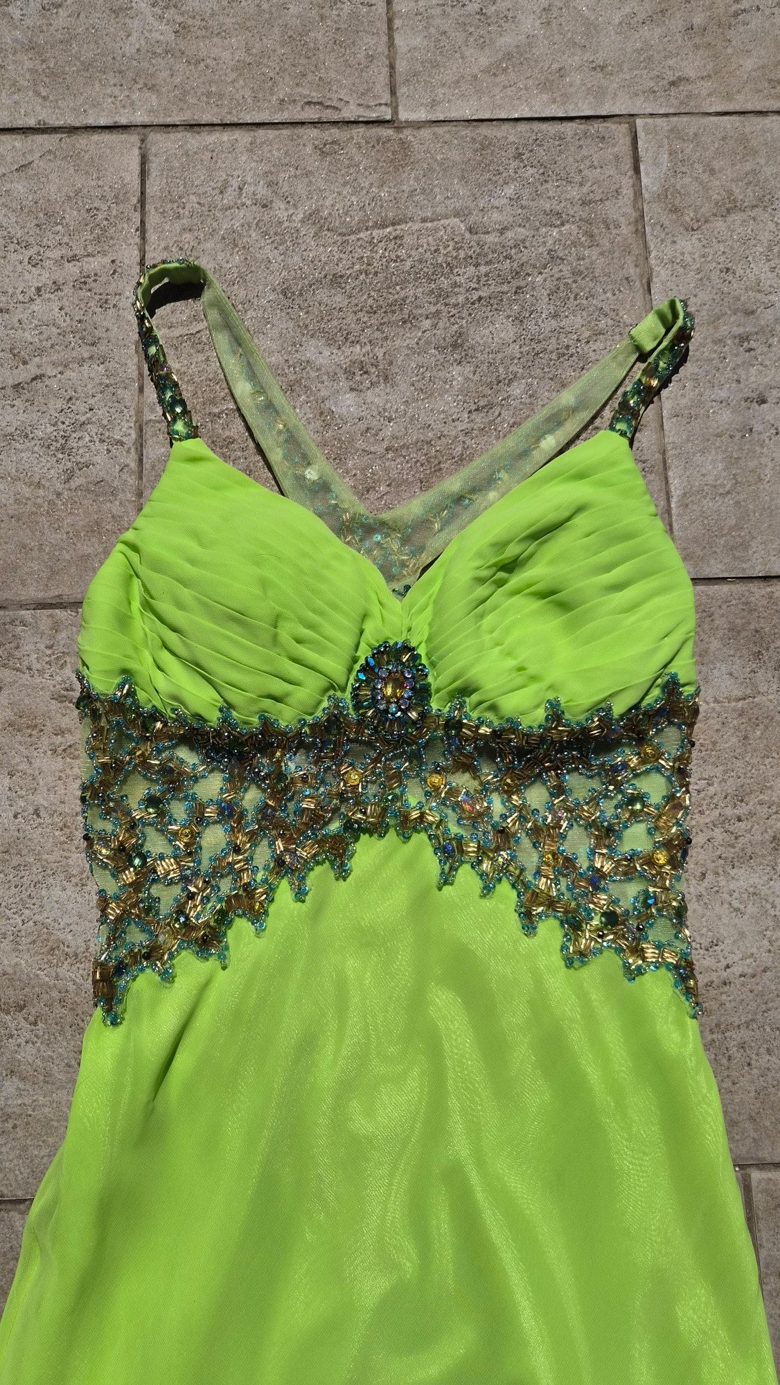 Robe verte dos nu brodé