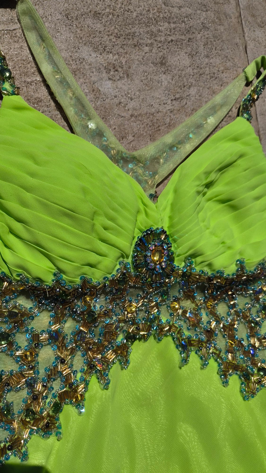 Robe verte dos nu brodé