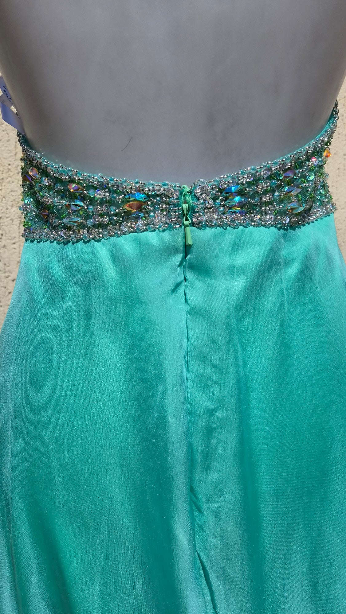 Robe bleu vert détails brodés