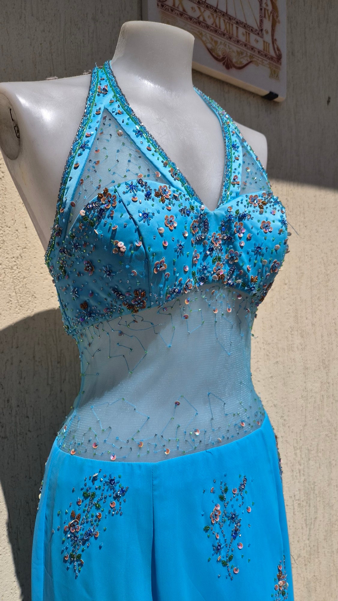 Robe bleue buste brodée