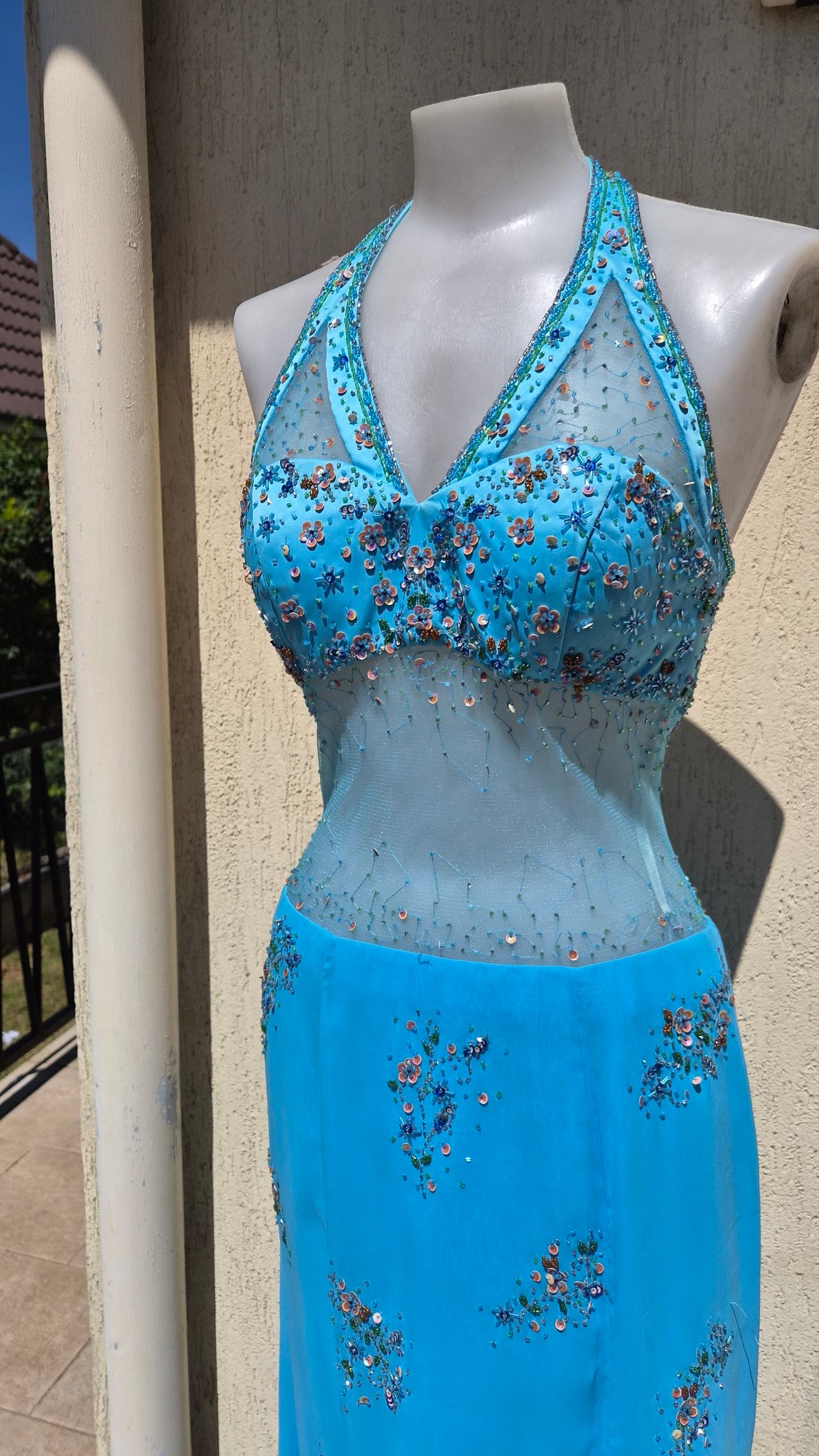 Robe bleue buste brodée