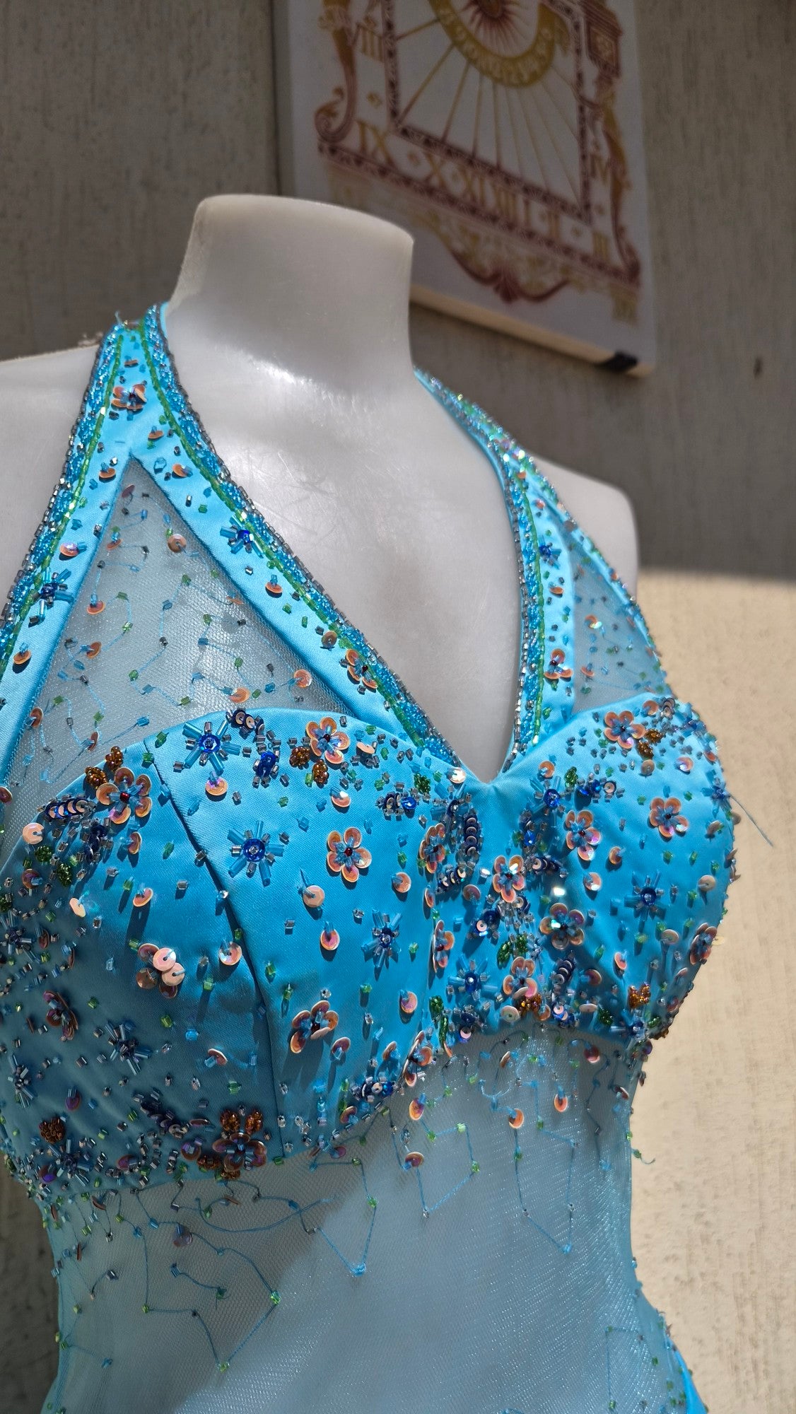 Robe bleue buste brodée