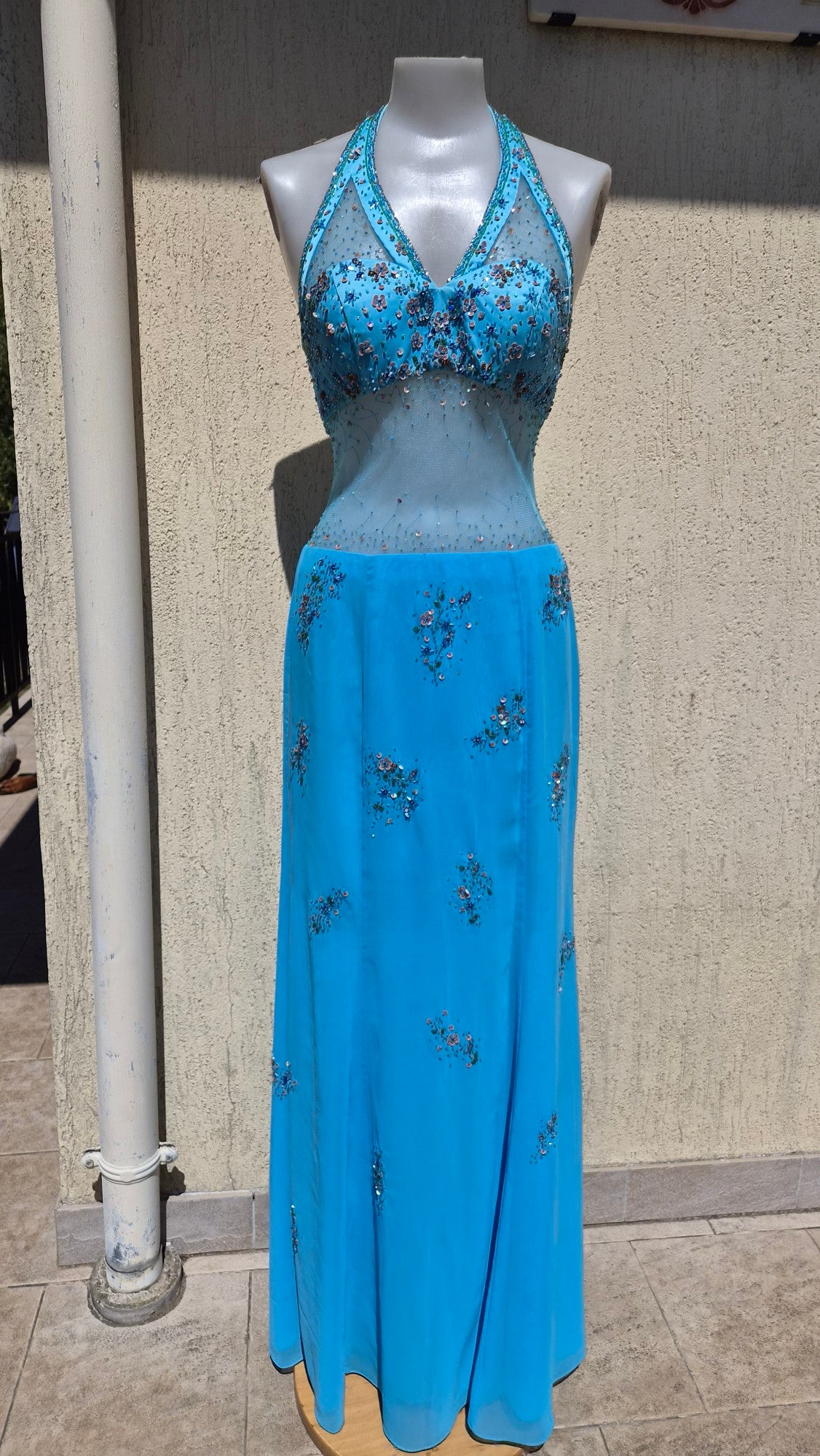 Robe bleue buste brodée