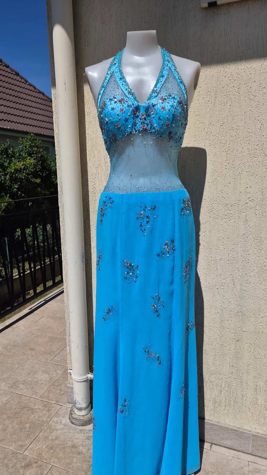 Robe bleue buste brodée