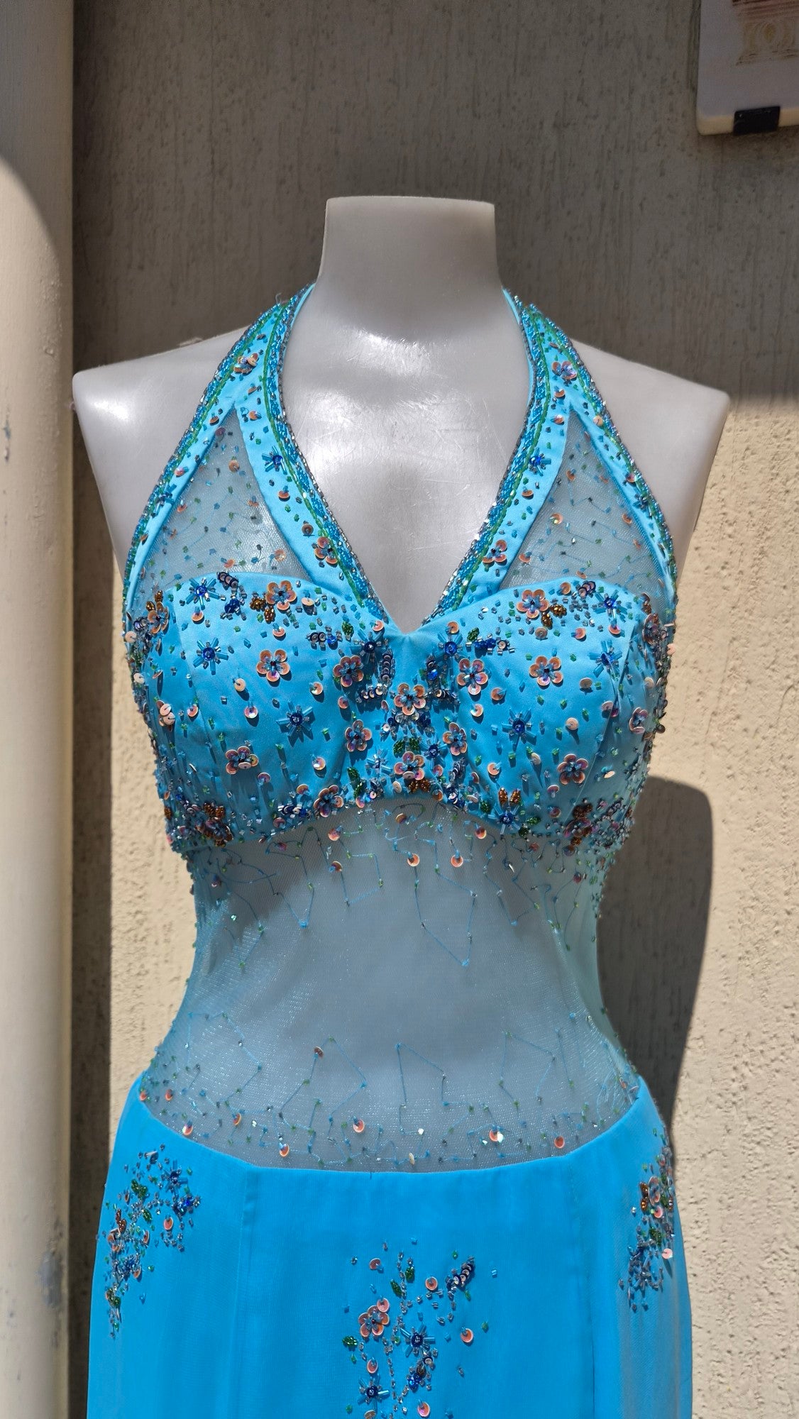 Robe bleue buste brodée