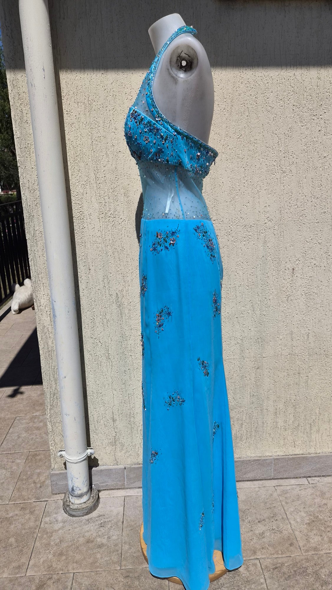 Robe bleue buste brodée