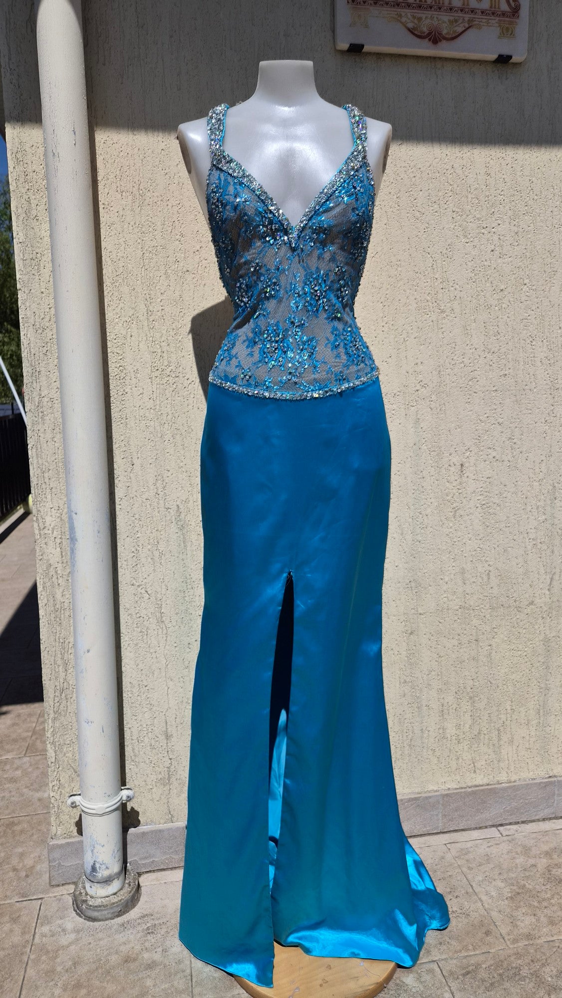 Robe bleue buste brodé
