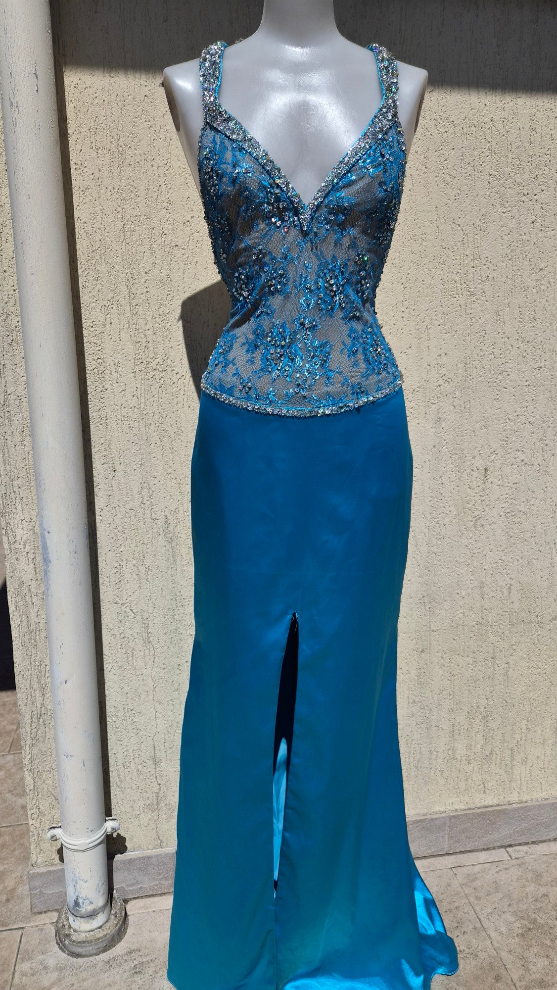 Robe bleue buste brodé