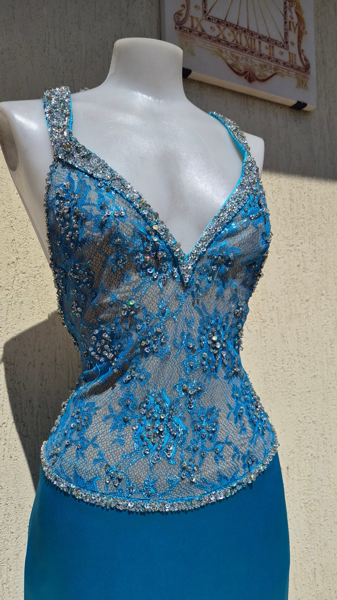 Robe bleue buste brodé