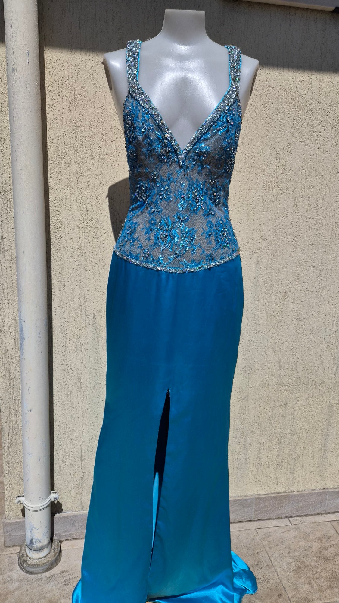 Robe bleue buste brodé