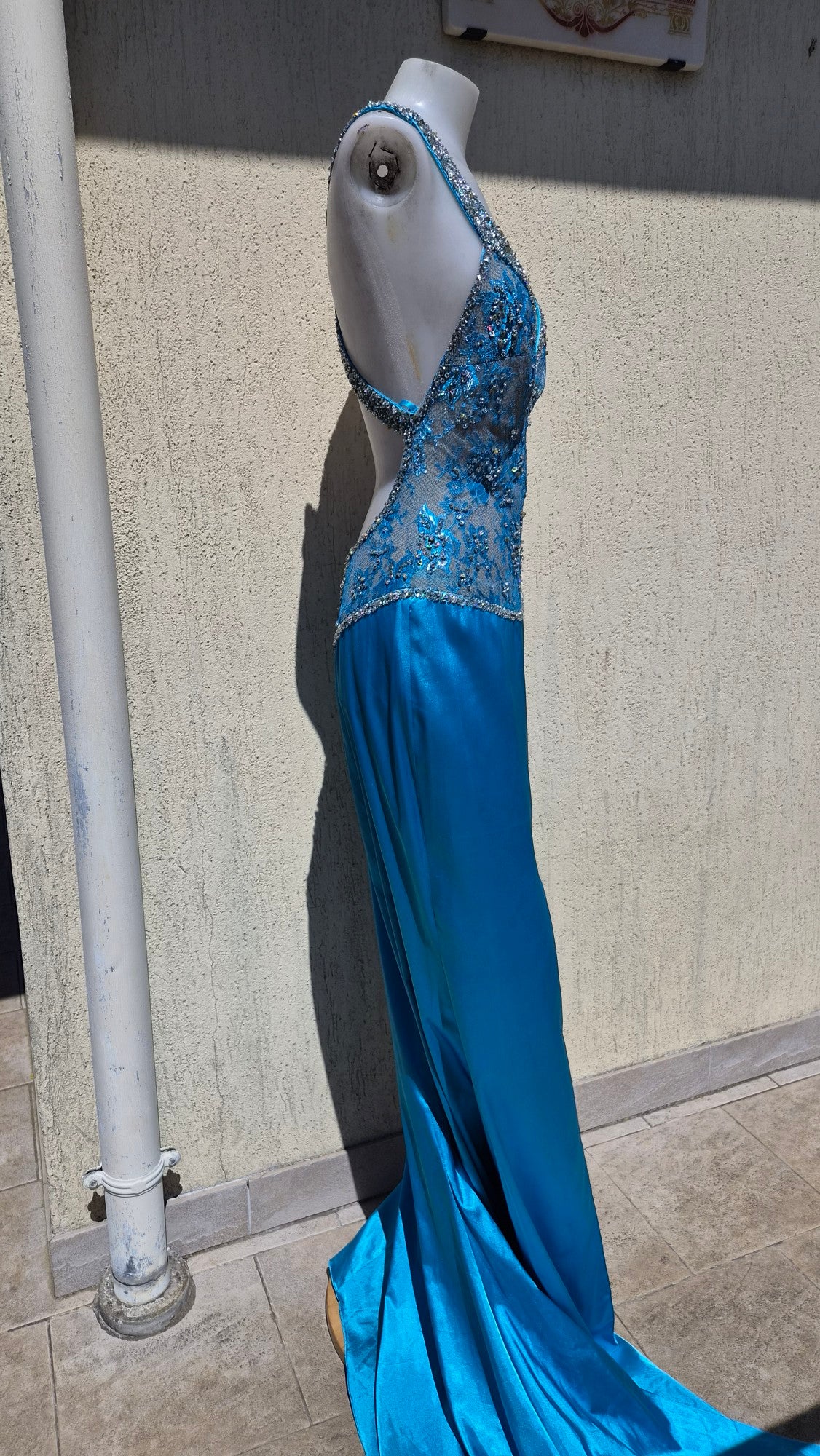 Robe bleue buste brodé