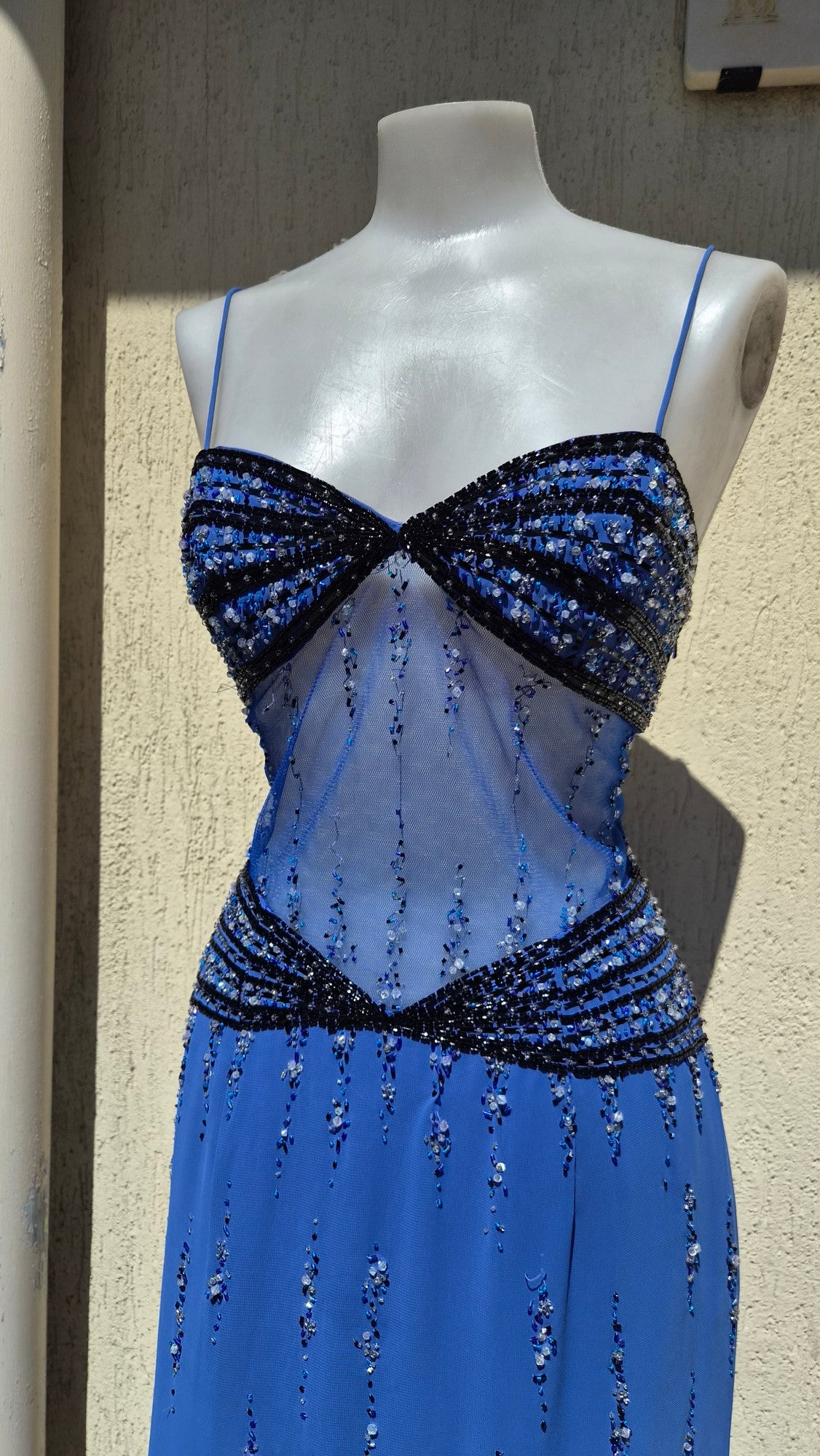 Robe bleue détails brodés
