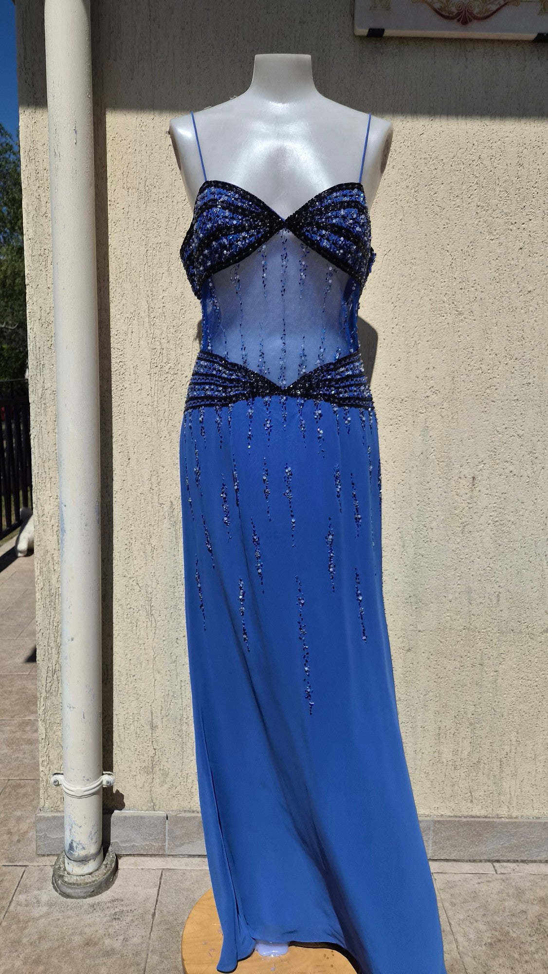 Robe bleue détails brodés