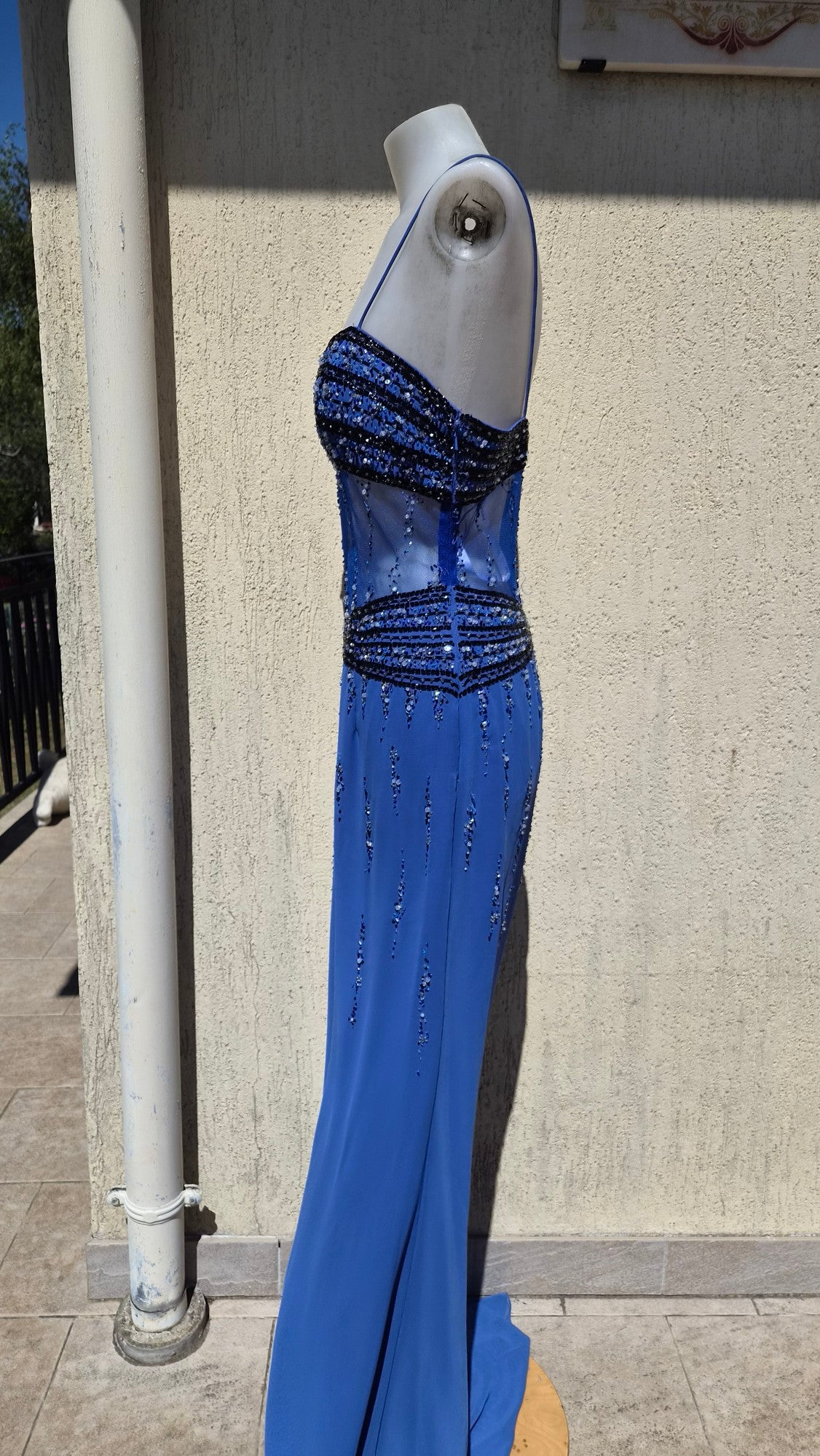 Robe bleue détails brodés