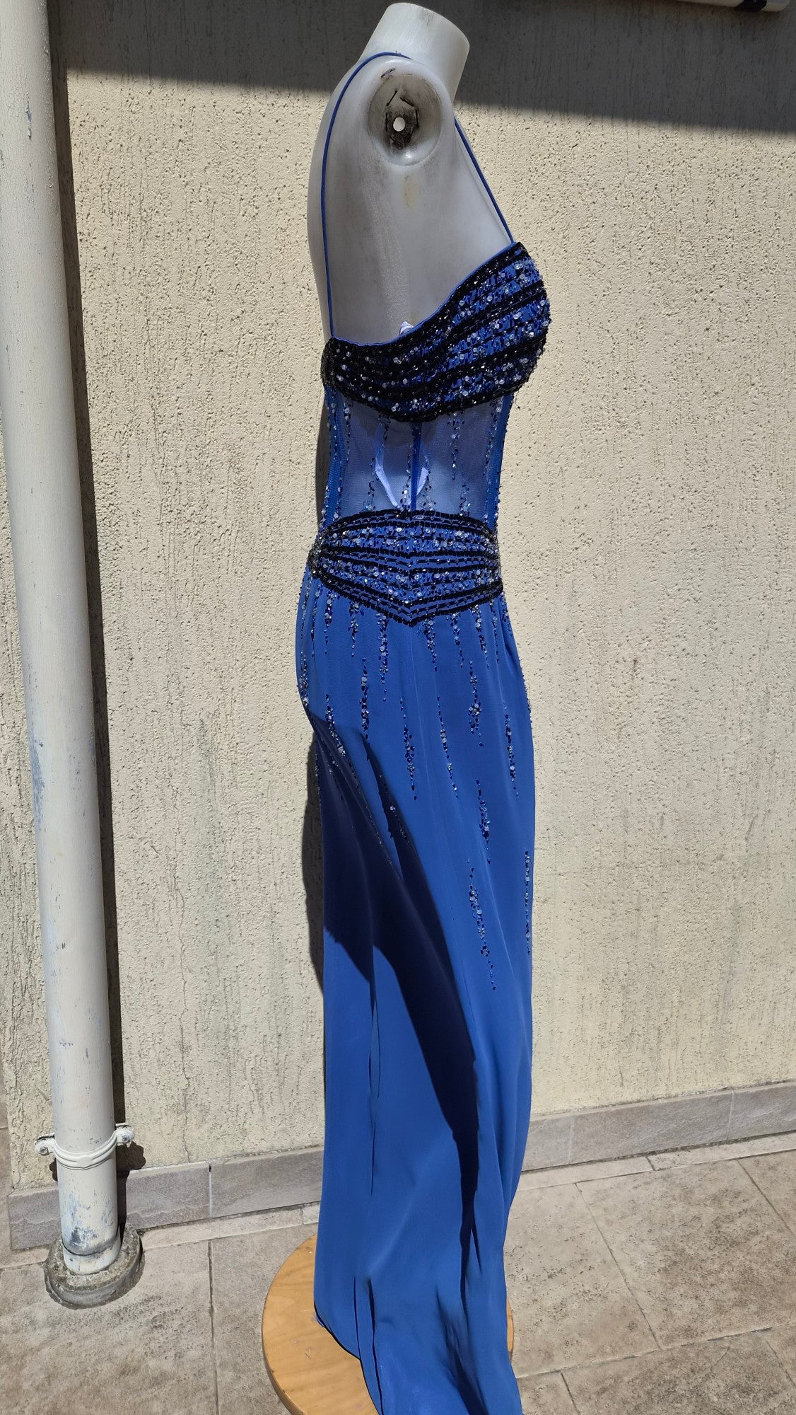 Robe bleue détails brodés