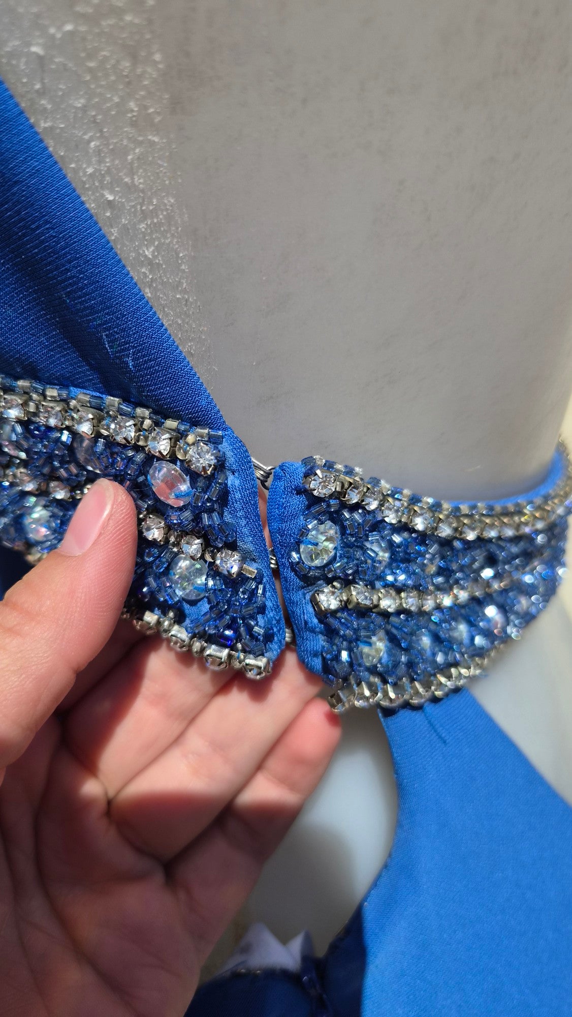 Robe bleue à découpes