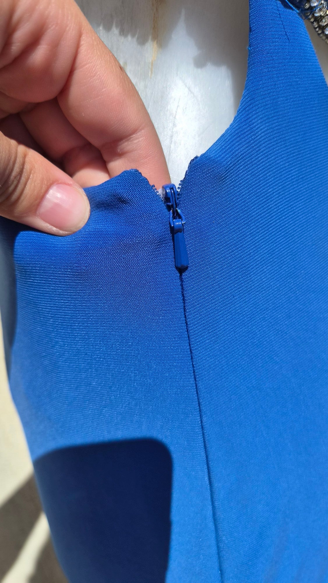 Robe bleue à découpes