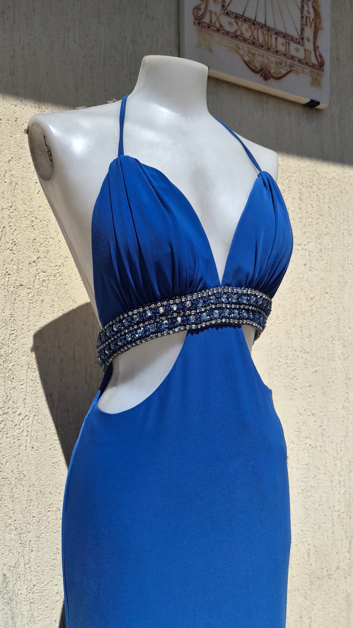 Robe bleue à découpes