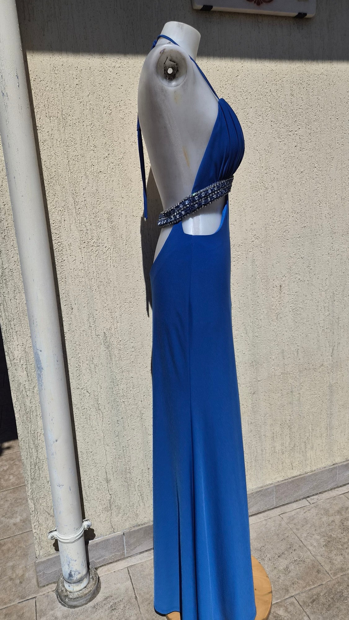 Robe bleue à découpes