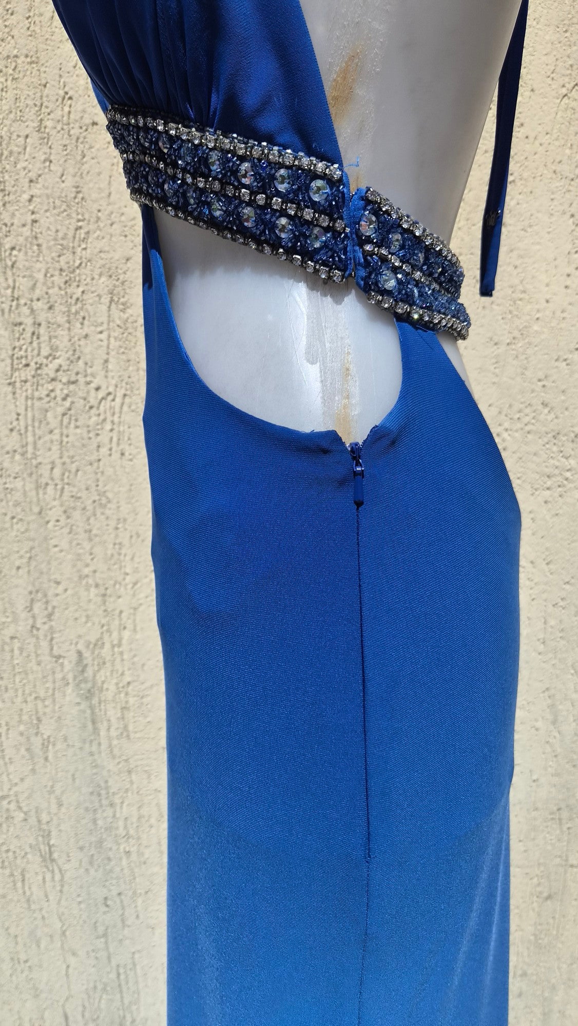 Robe bleue à découpes