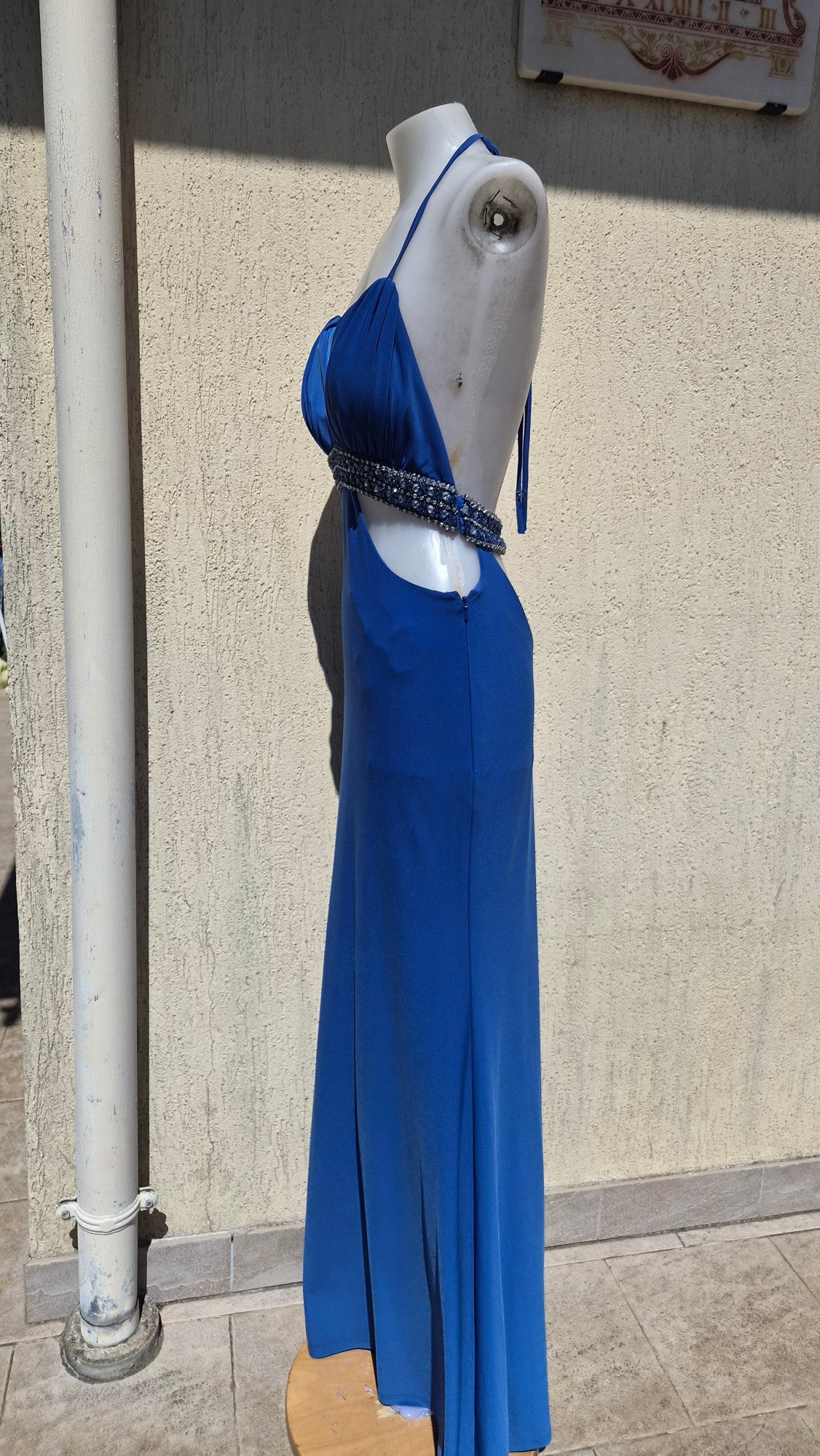Robe bleue à découpes