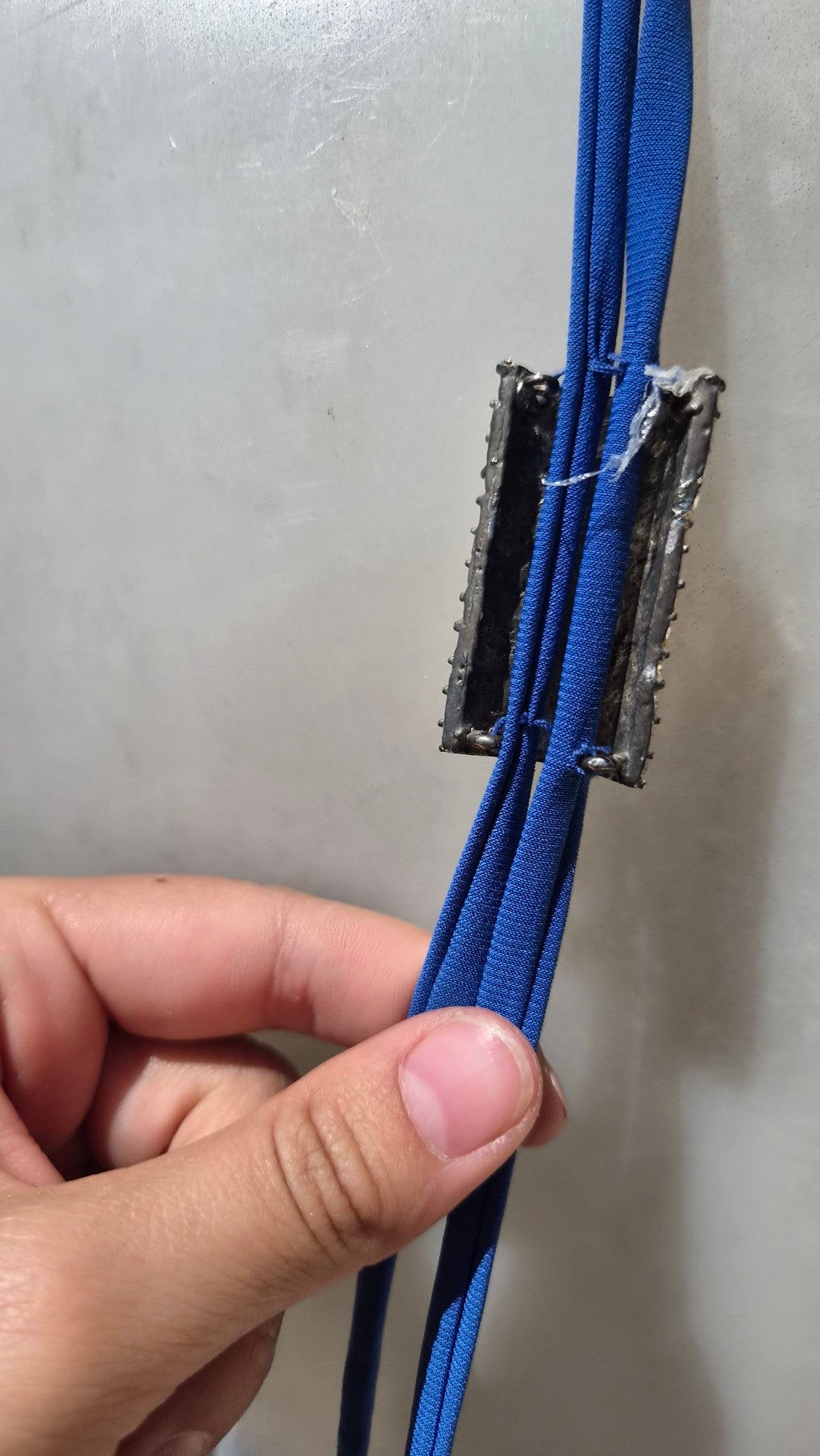 Robe bleue à découpes