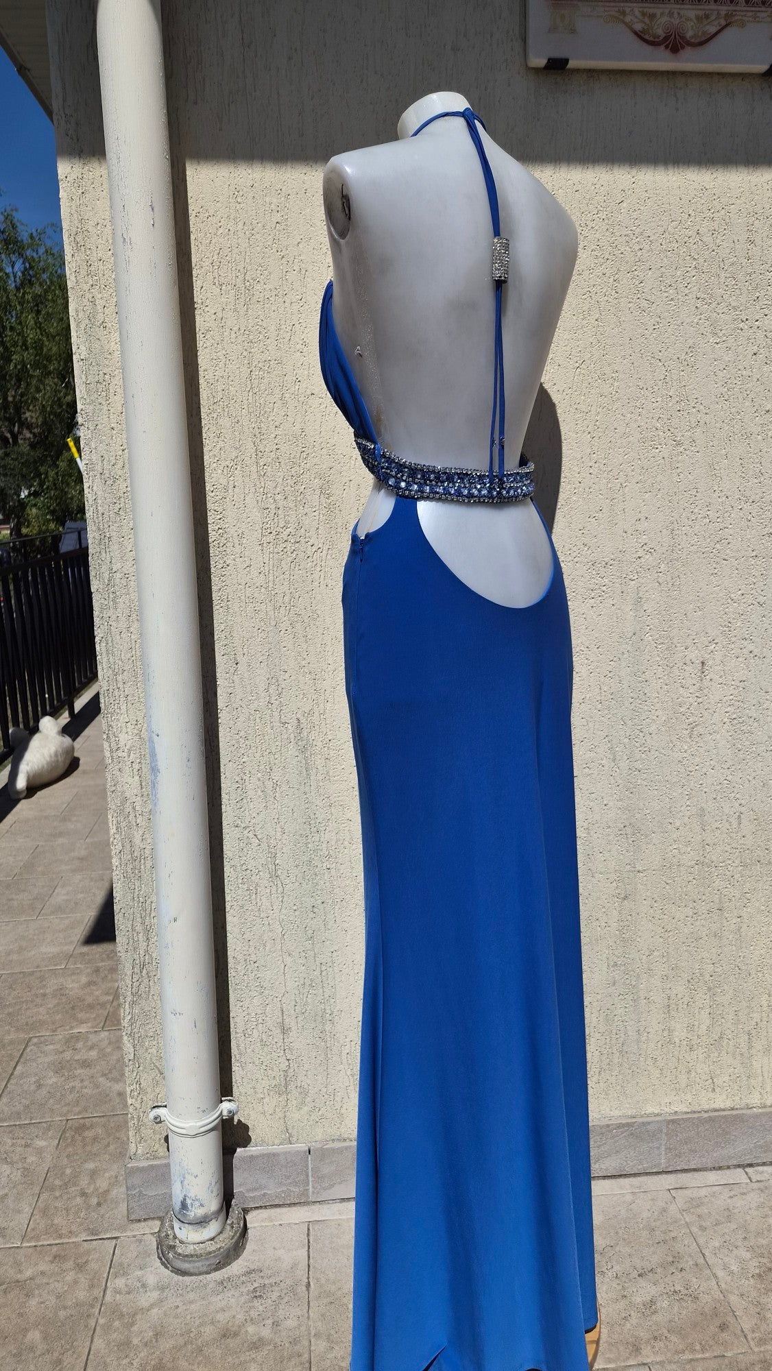 Robe bleue à découpes