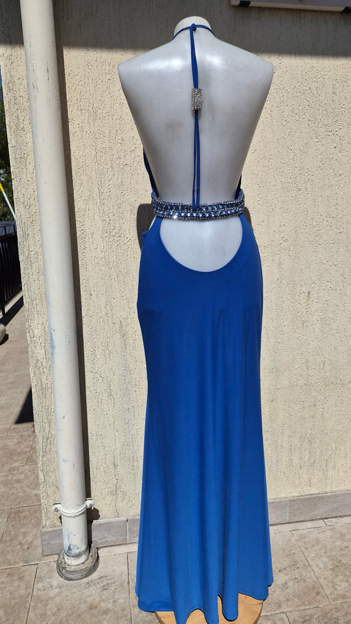 Robe bleue à découpes