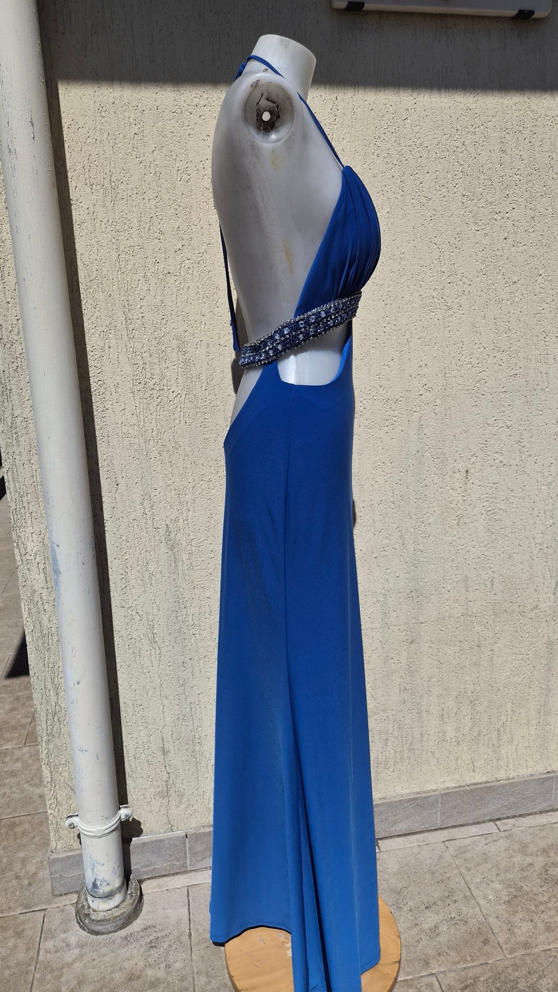 Robe bleue à découpes