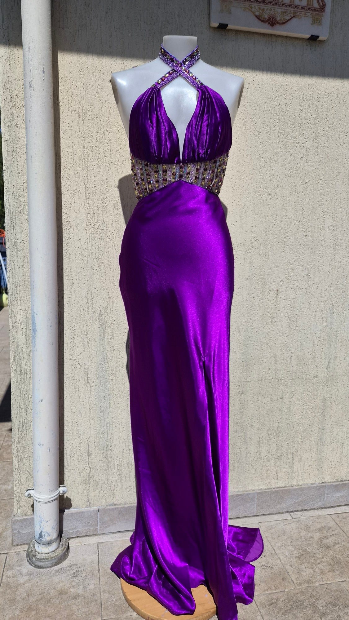 Robe brodée satinée violette