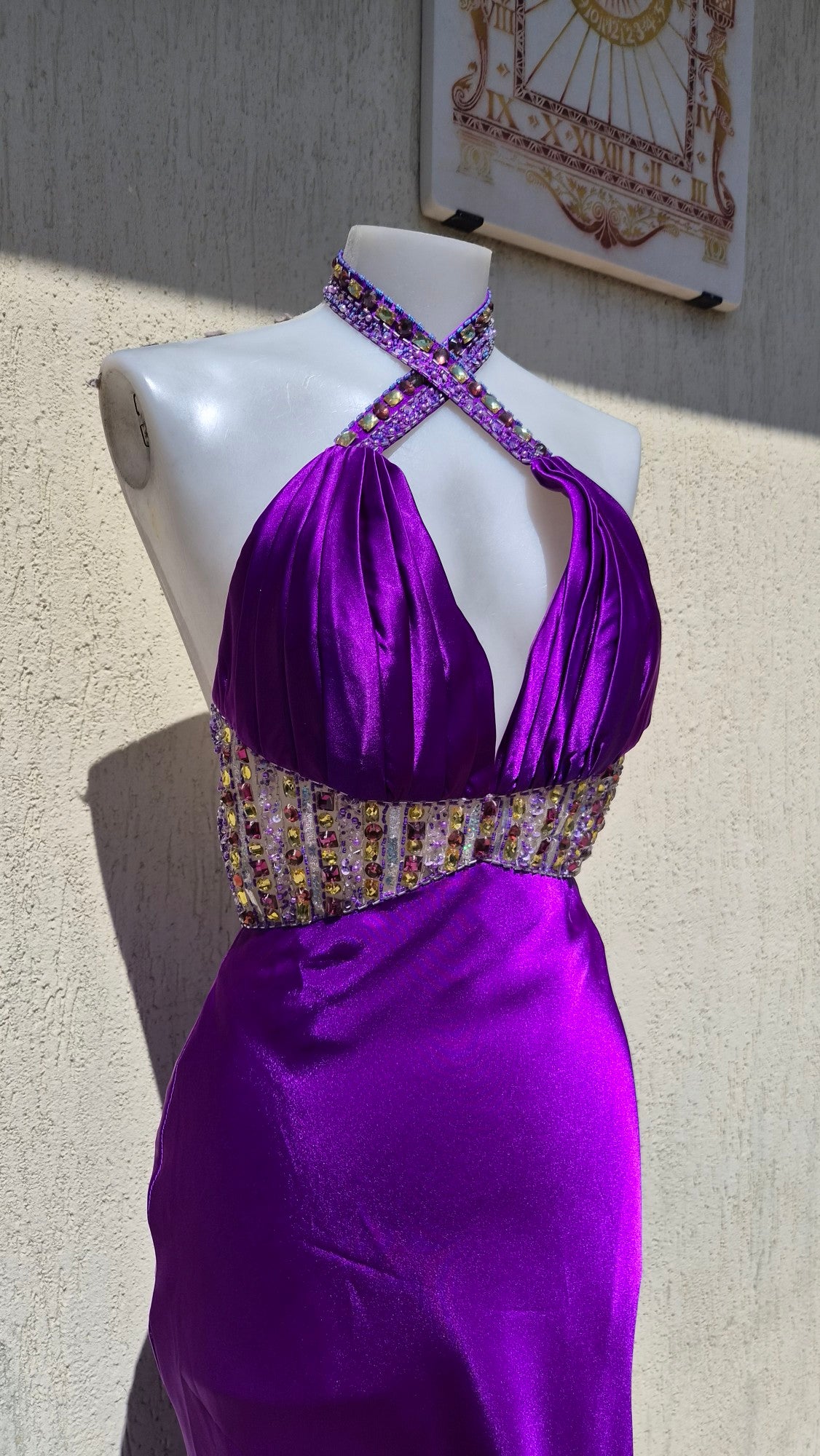 Robe brodée satinée violette