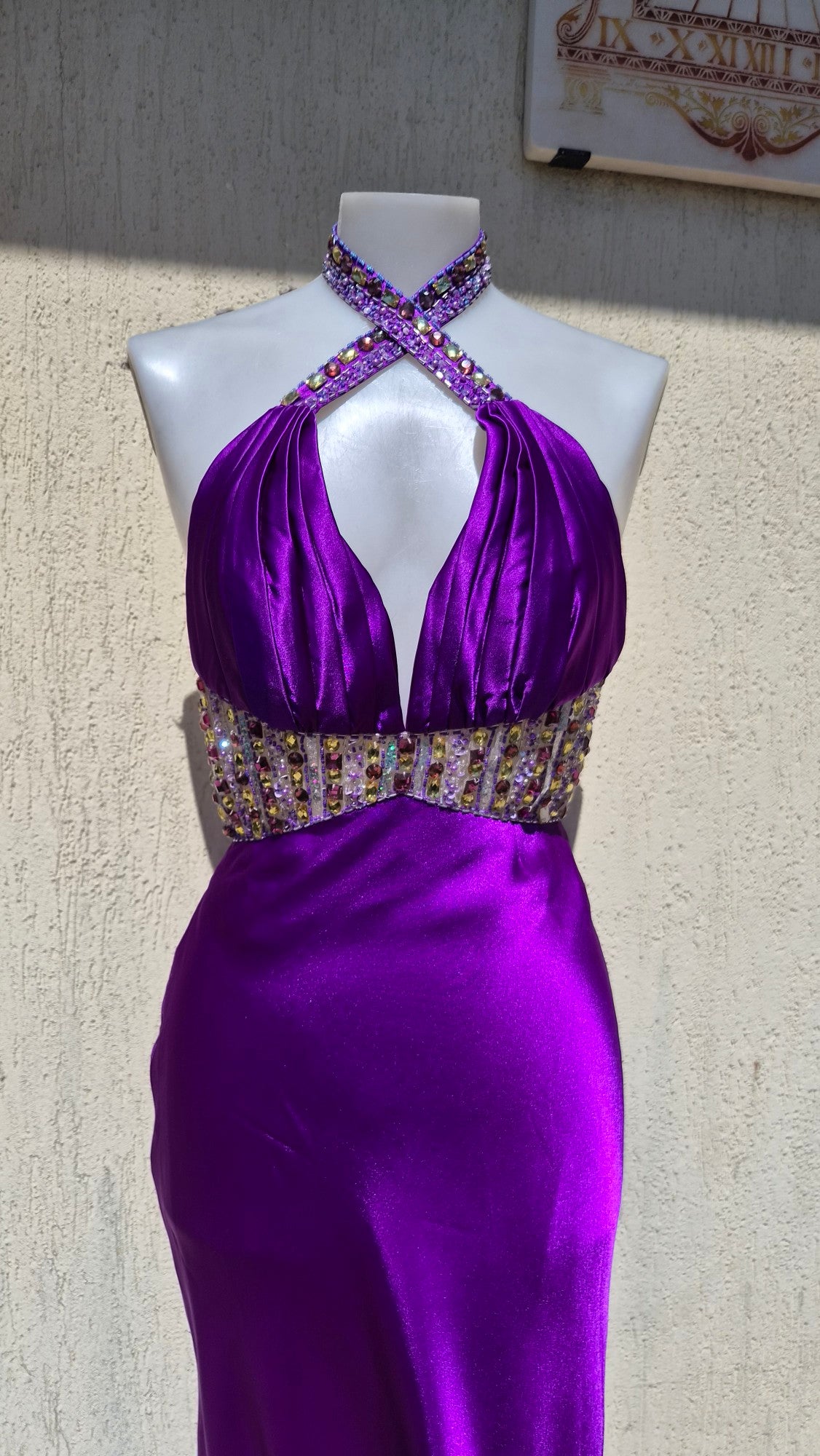 Robe brodée satinée violette