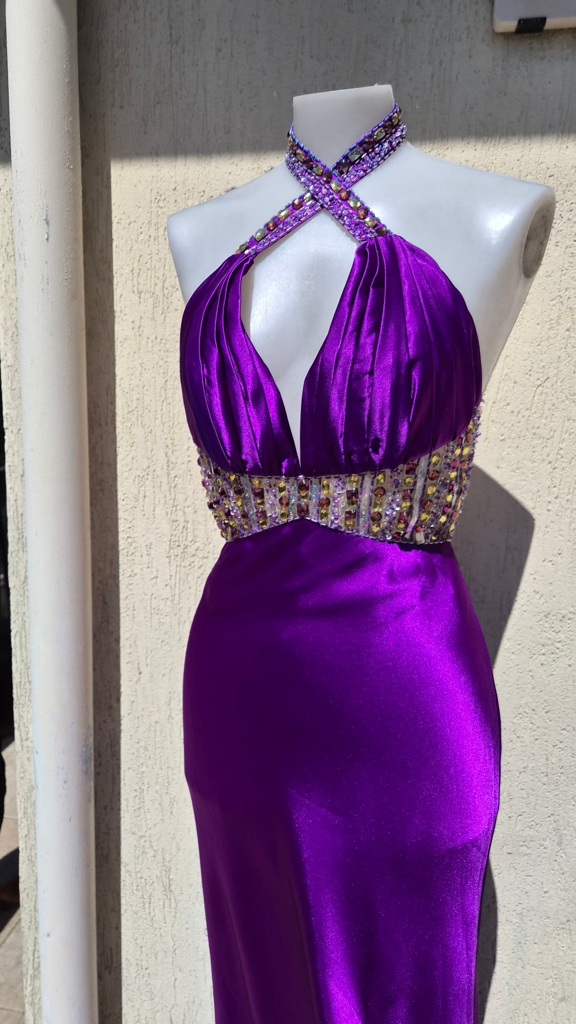 Robe brodée satinée violette